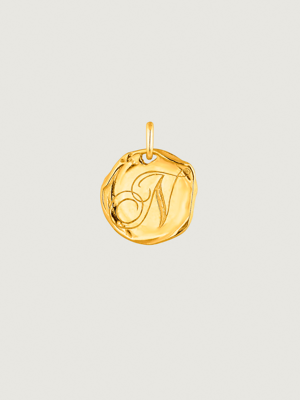 Charm artesanal de plata 925 bañada en oro amarillo de 18K con inicial N