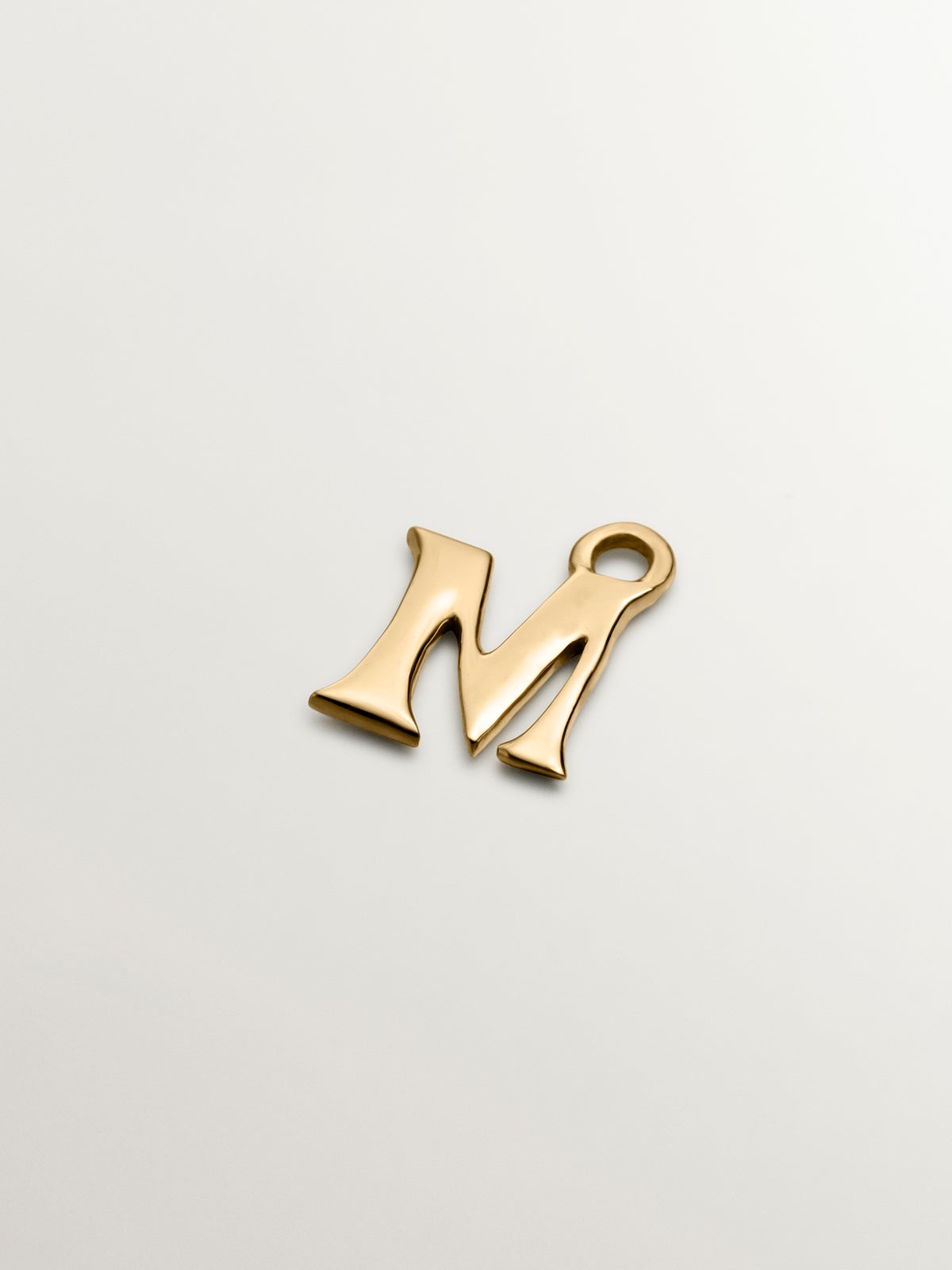 Charm de oro amarillo de 14K con letra M