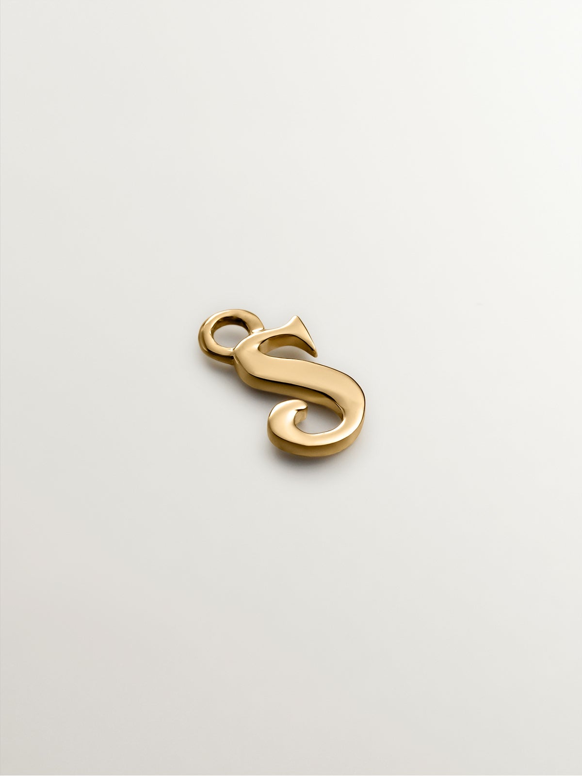 Charm de oro amarillo de 14K con letra S