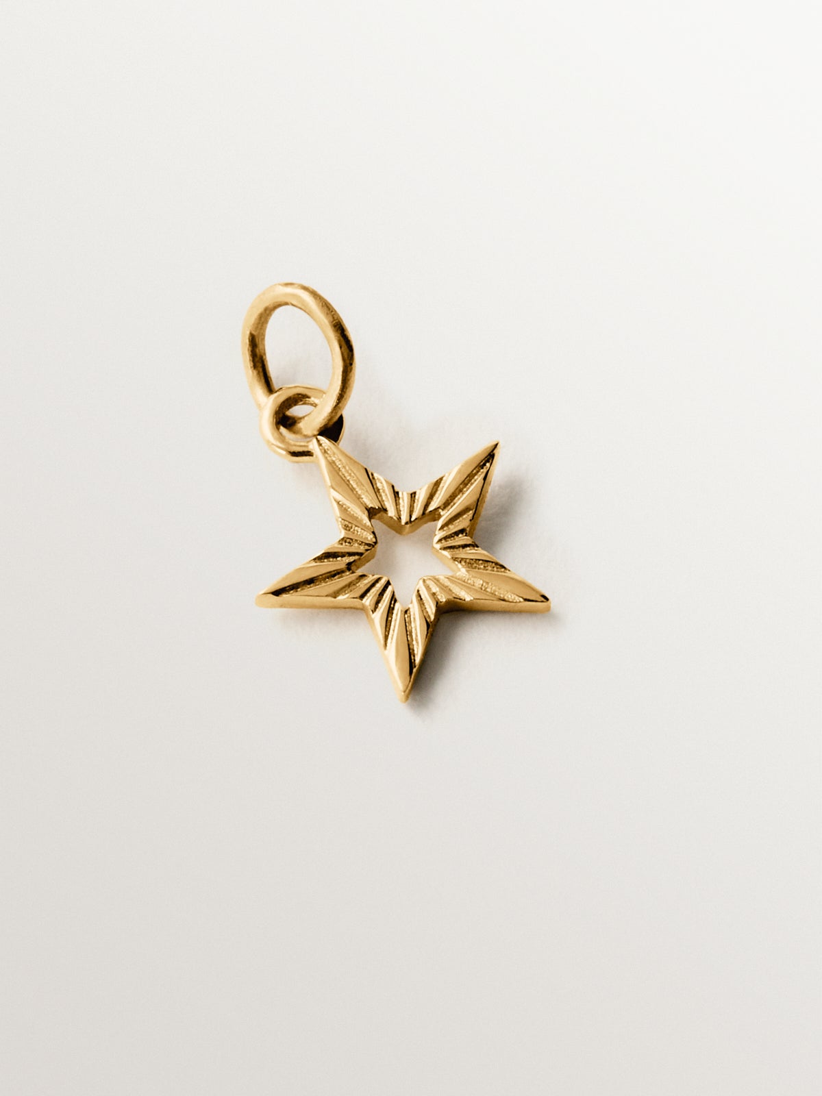 Charm de oro amarillo de 14K con forma de estrella