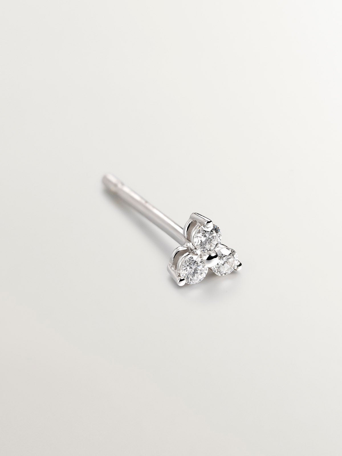 Pendiente individual de oro blanco de 18K con trébol de diamantes
