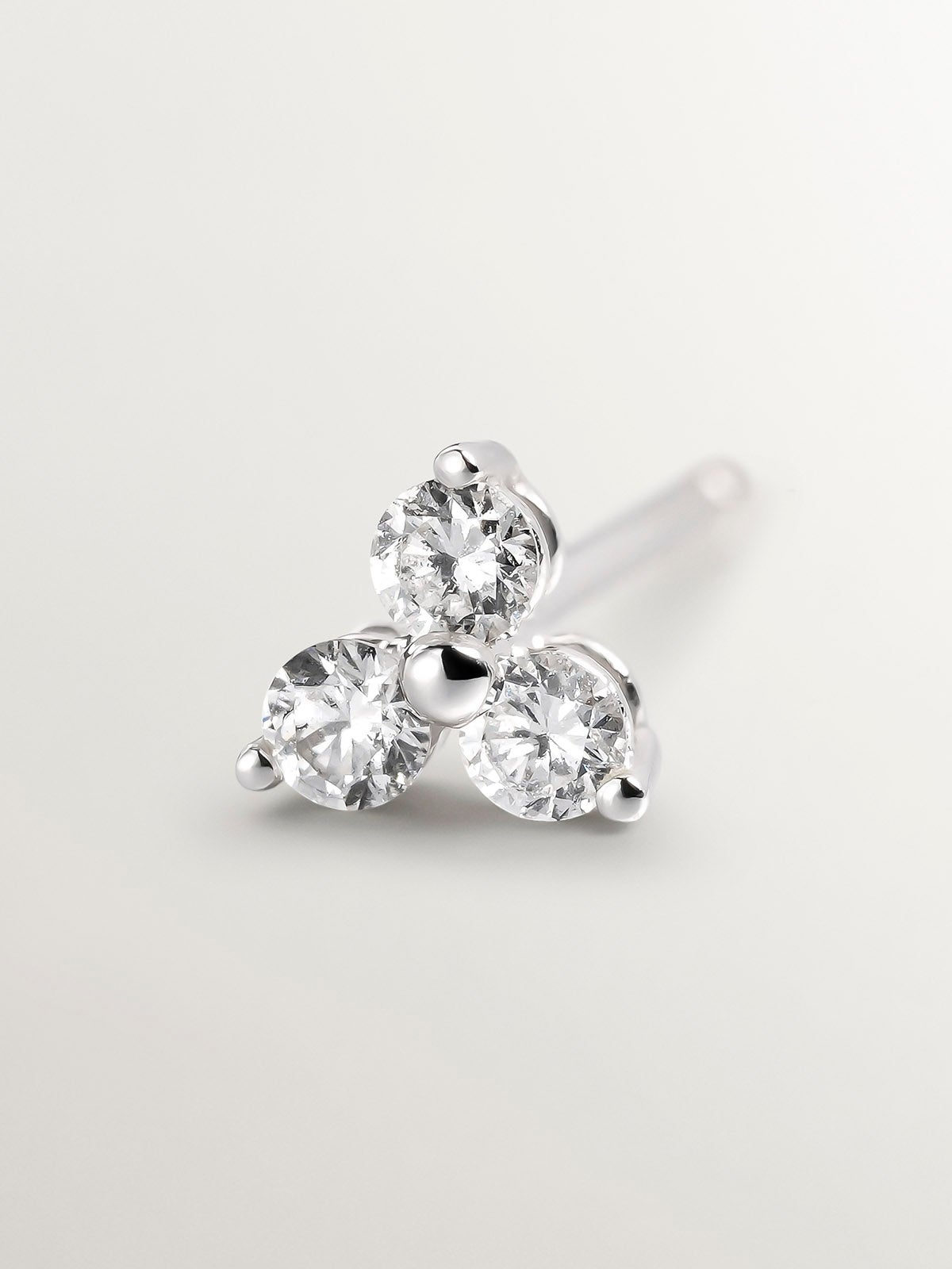 Pendiente individual de oro blanco de 18K con trébol de diamantes