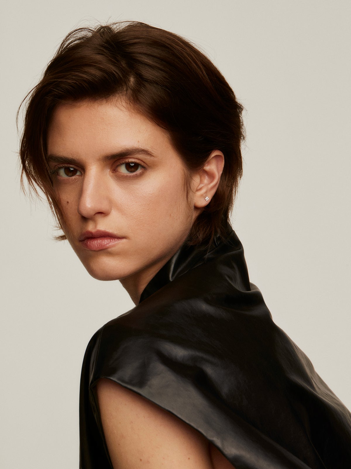 Pendiente individual de oro blanco de 18K con diamantes