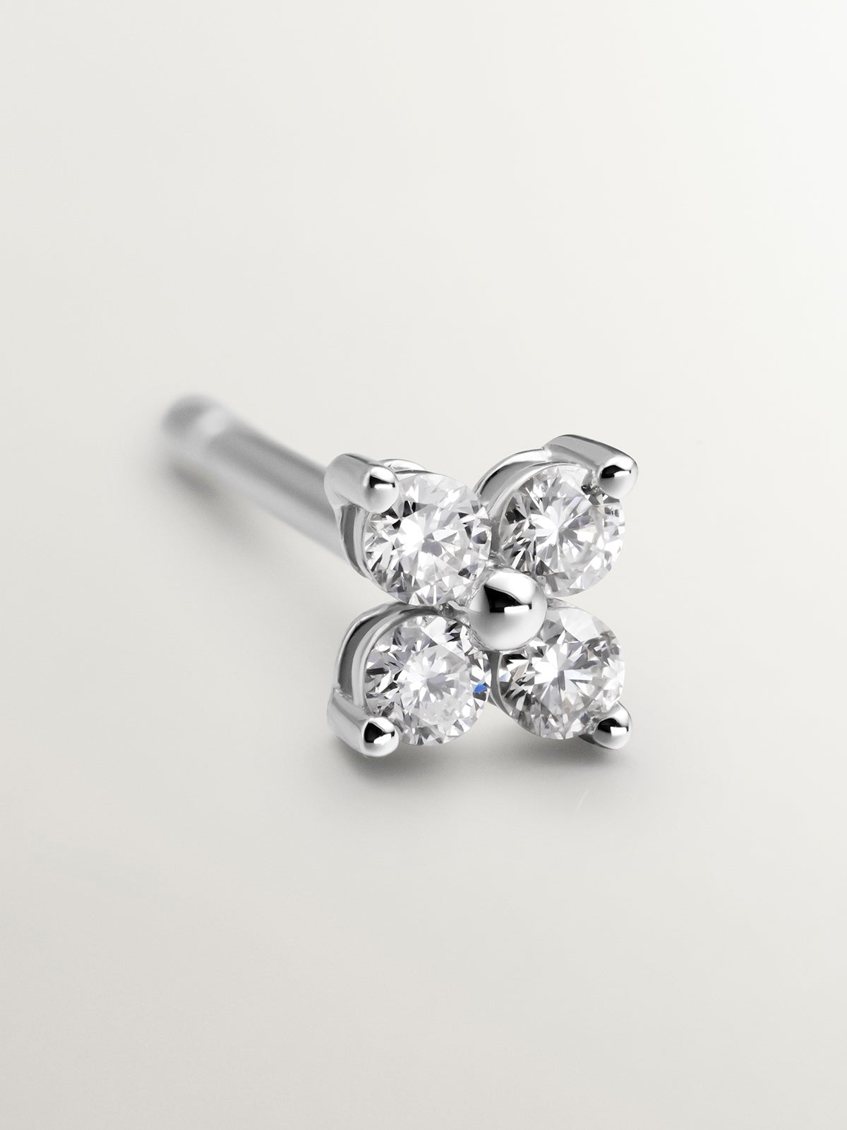 Pendiente individual de oro blanco de 18K con diamantes