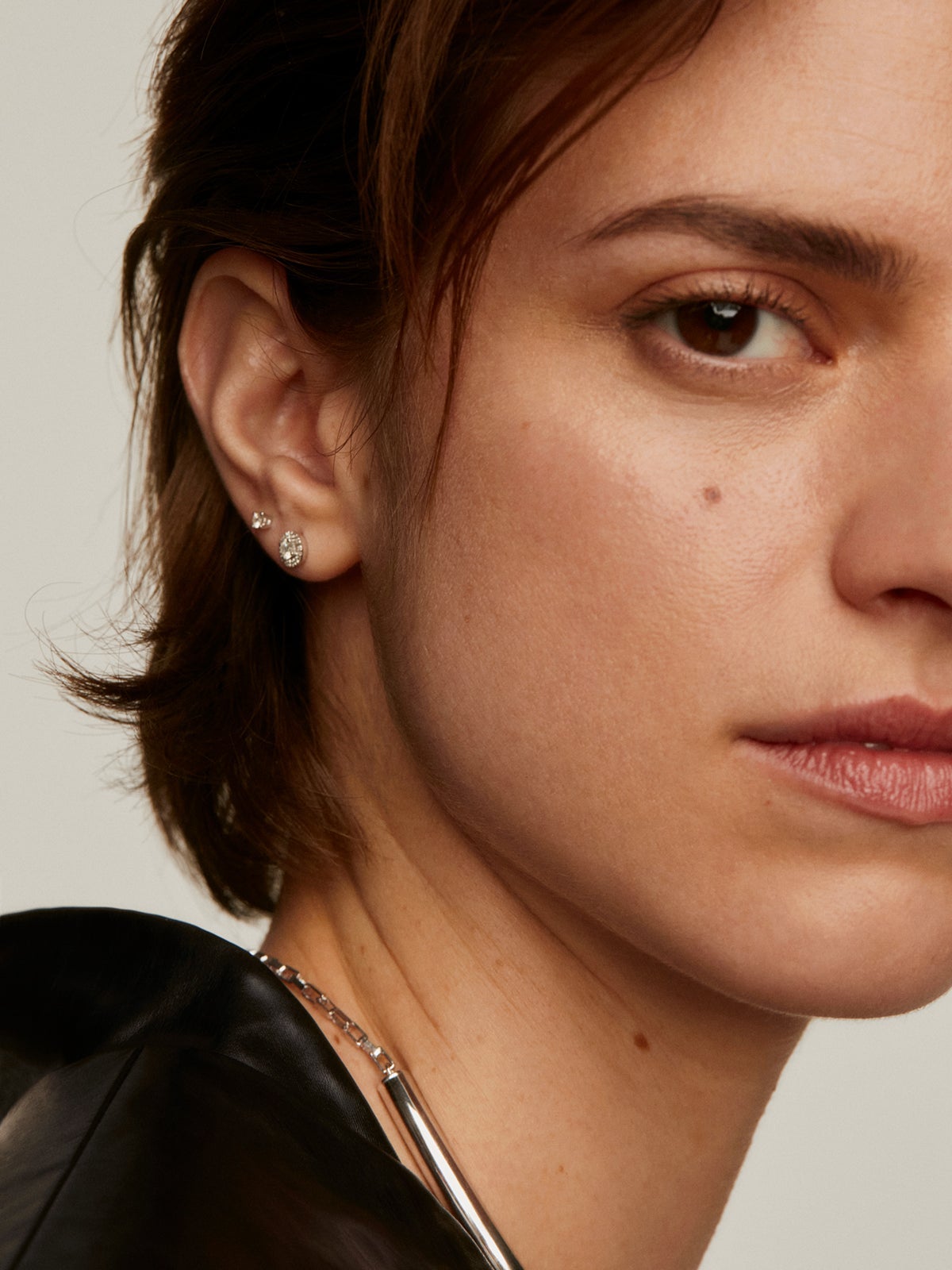 Pendiente individual de oro blanco de 18K con diamantes