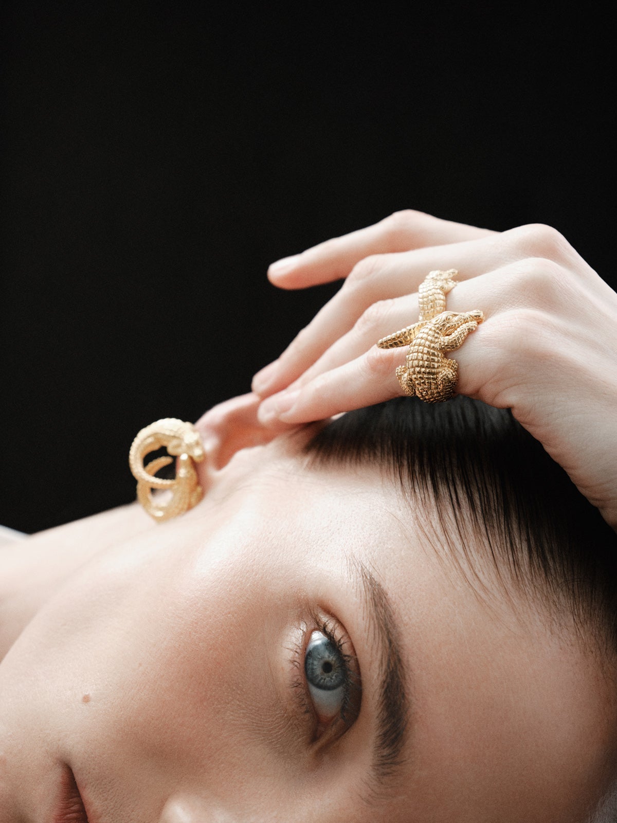 Anillo ancho de plata 925 bañada en oro amarillo de 18K con forma de cocodrilo