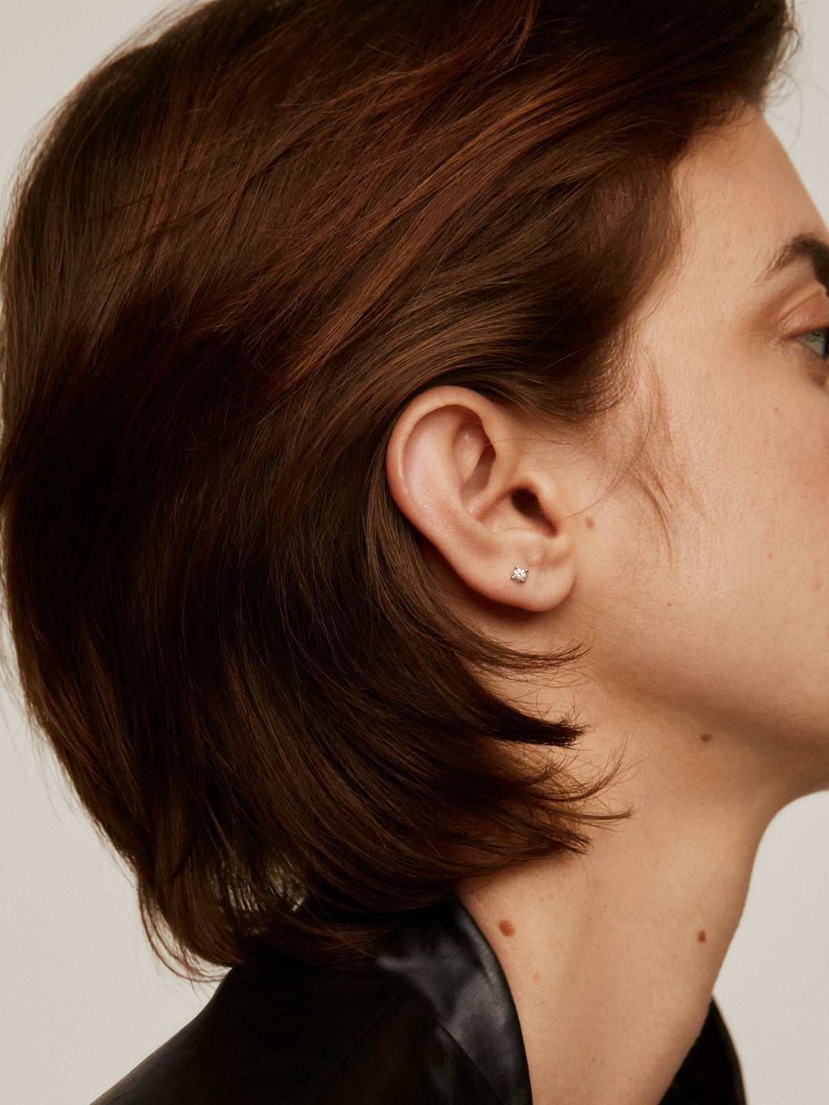 Pendiente individual de oro blanco con diamante de 0,05cts