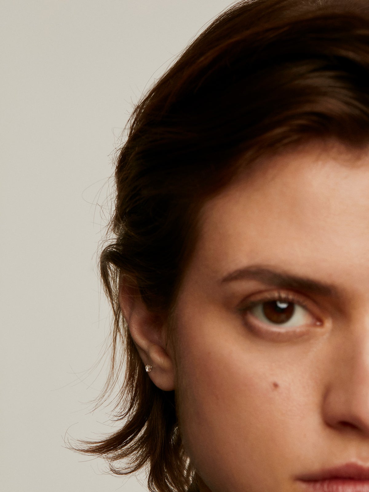 Pendiente individual de oro blanco con diamante de 0,05cts