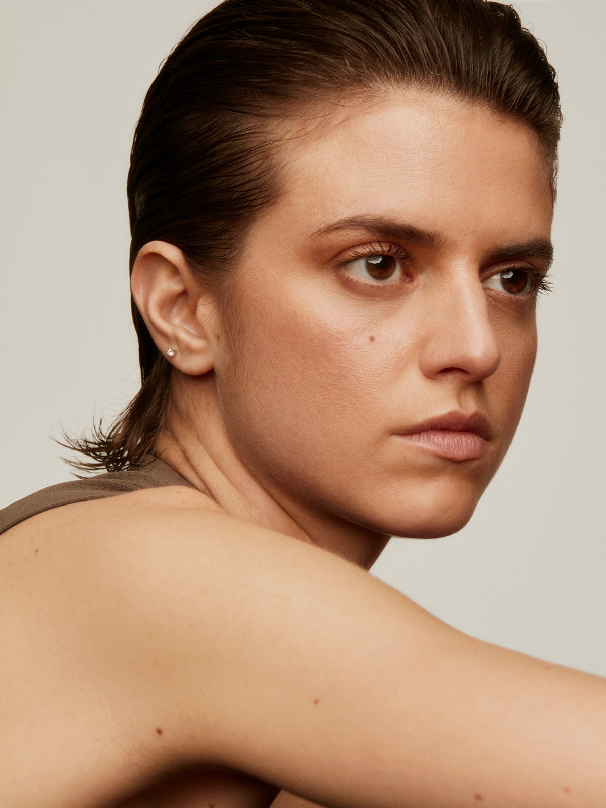 Pendiente individual de oro blanco de 18K con diamante