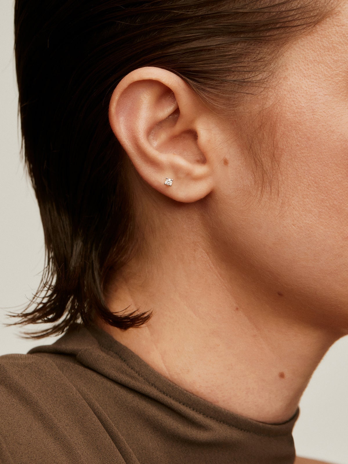 Pendiente individual de oro blanco de 18K con diamante