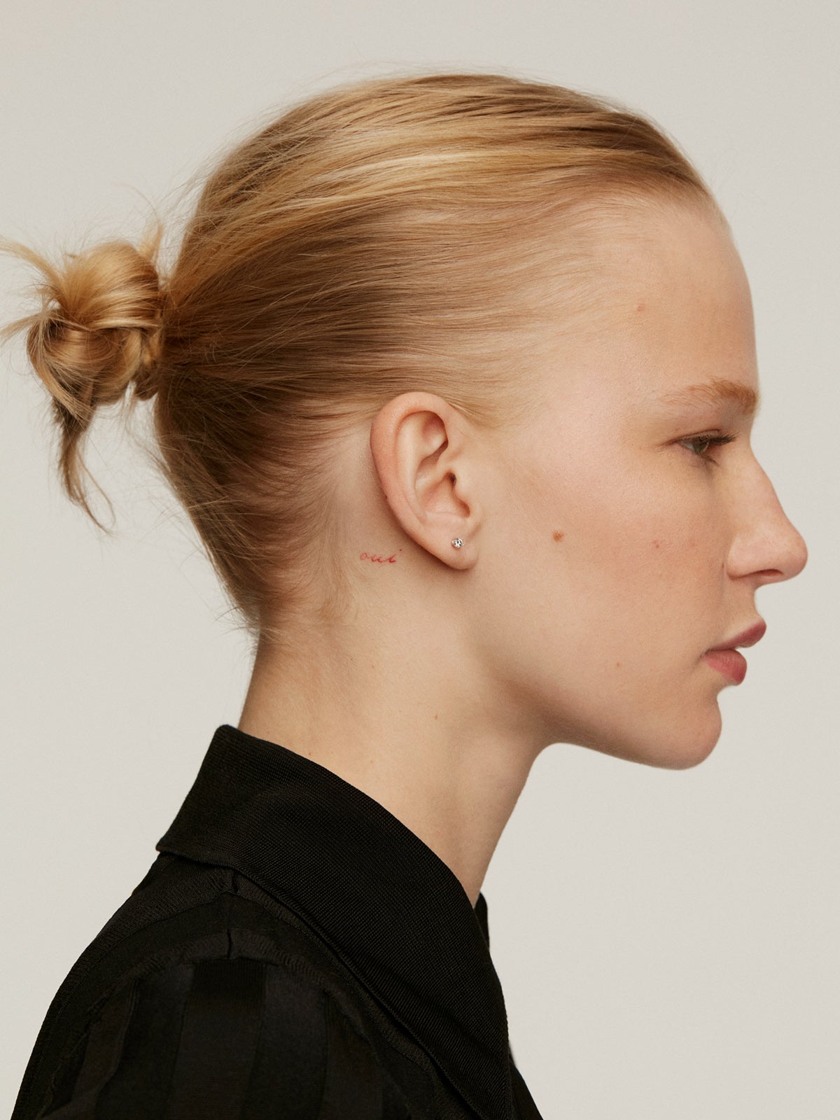 Pendiente individual de oro blanco de 18K con diamantes