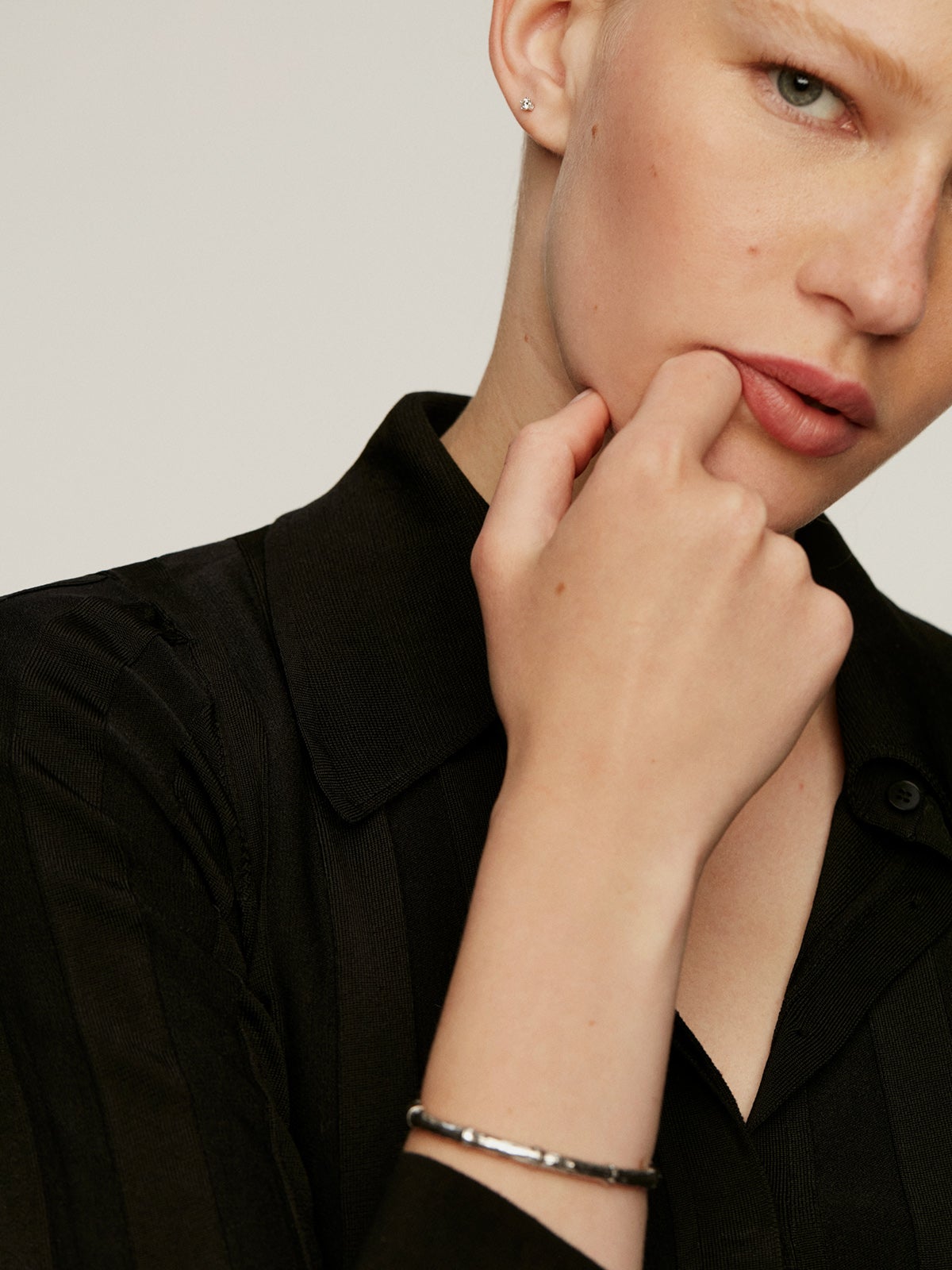 Pendiente individual de oro blanco de 18K con diamantes