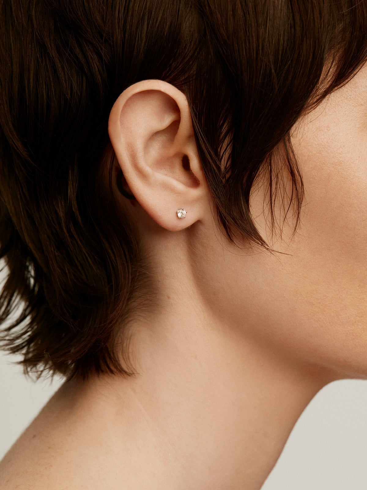 Piercing de oro blanco de 18K con diamante 0,15 cts