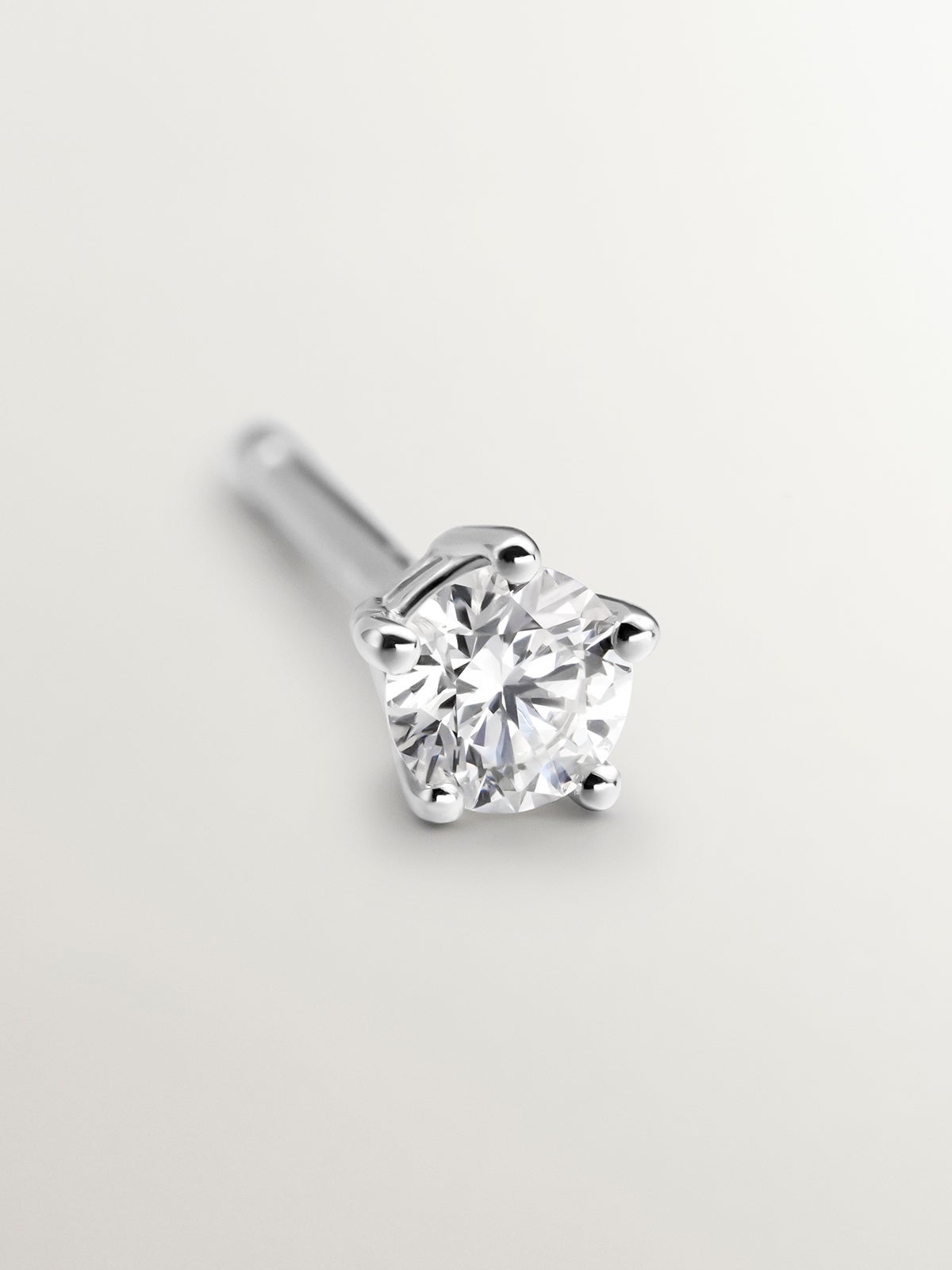 Piercing de oro blanco de 18K con diamante 0,15 cts