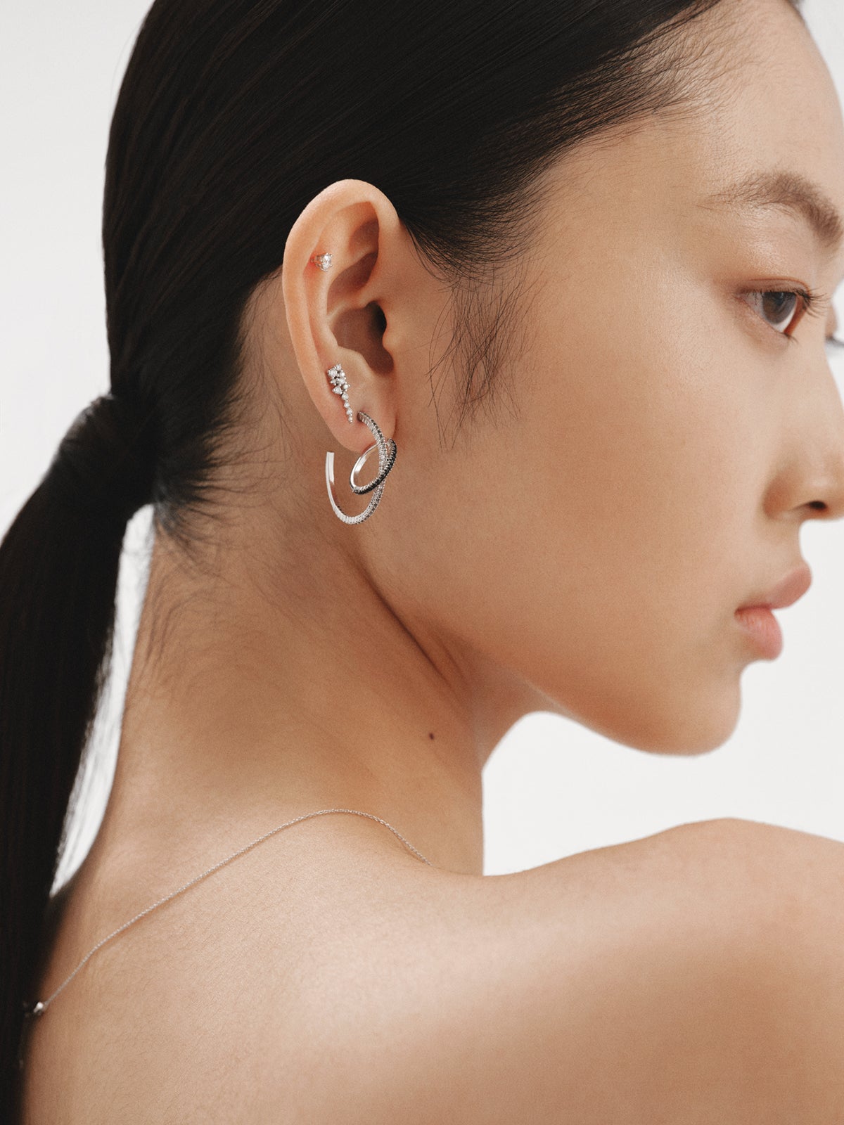 Pendiente solitario de oro blanco de 18K con diamante 0,20 cts