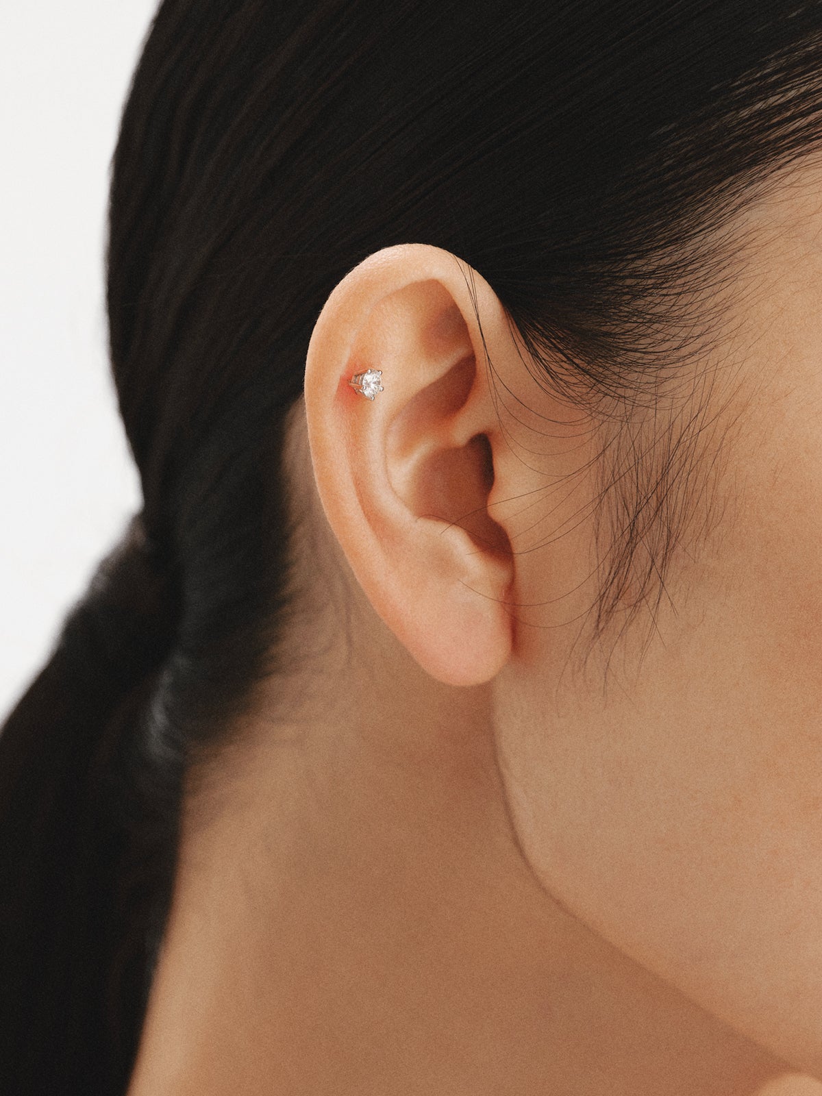 Pendiente solitario de oro blanco de 18K con diamante 0,20 cts