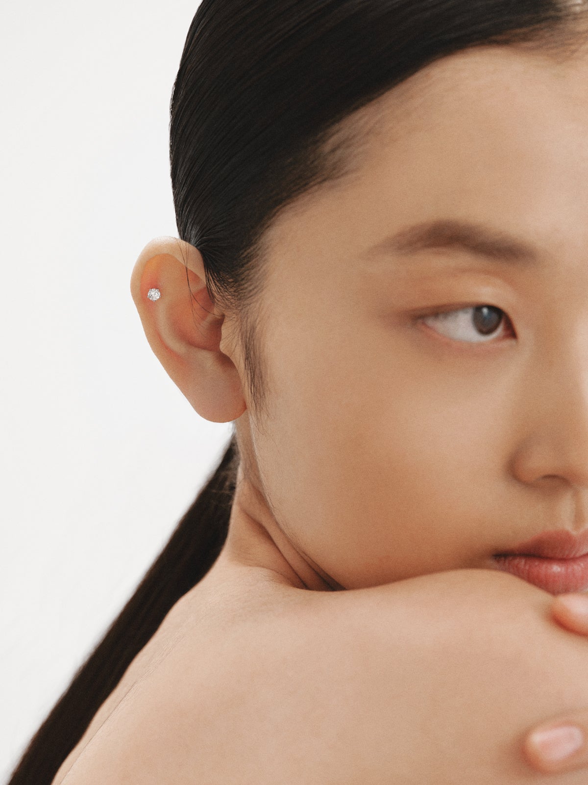 Pendiente solitario de oro blanco de 18K con diamante 0,20 cts