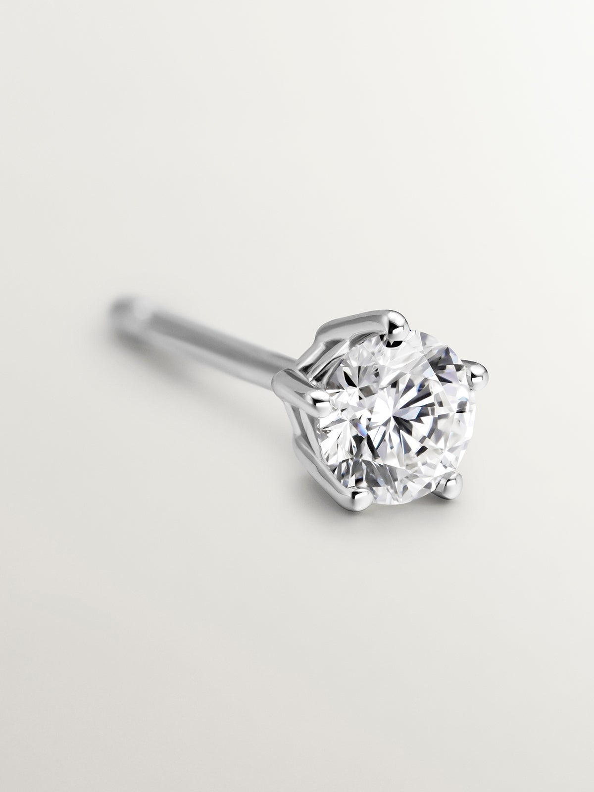 Pendiente solitario de oro blanco de 18K con diamante 0,20 cts