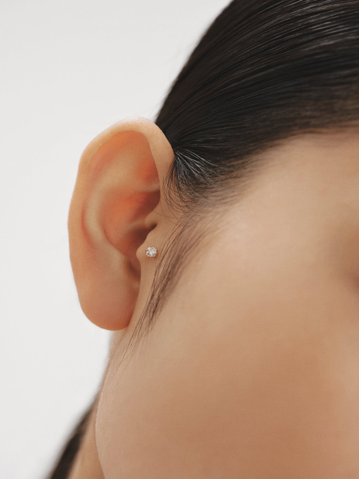 Pendiente individual de oro amarillo de 18K con diamante en talla brillante