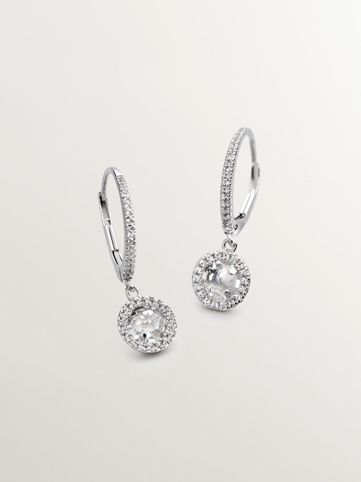 Pendientes pequeños de aro de plata 925 con topacio colgante y zafiros blancos