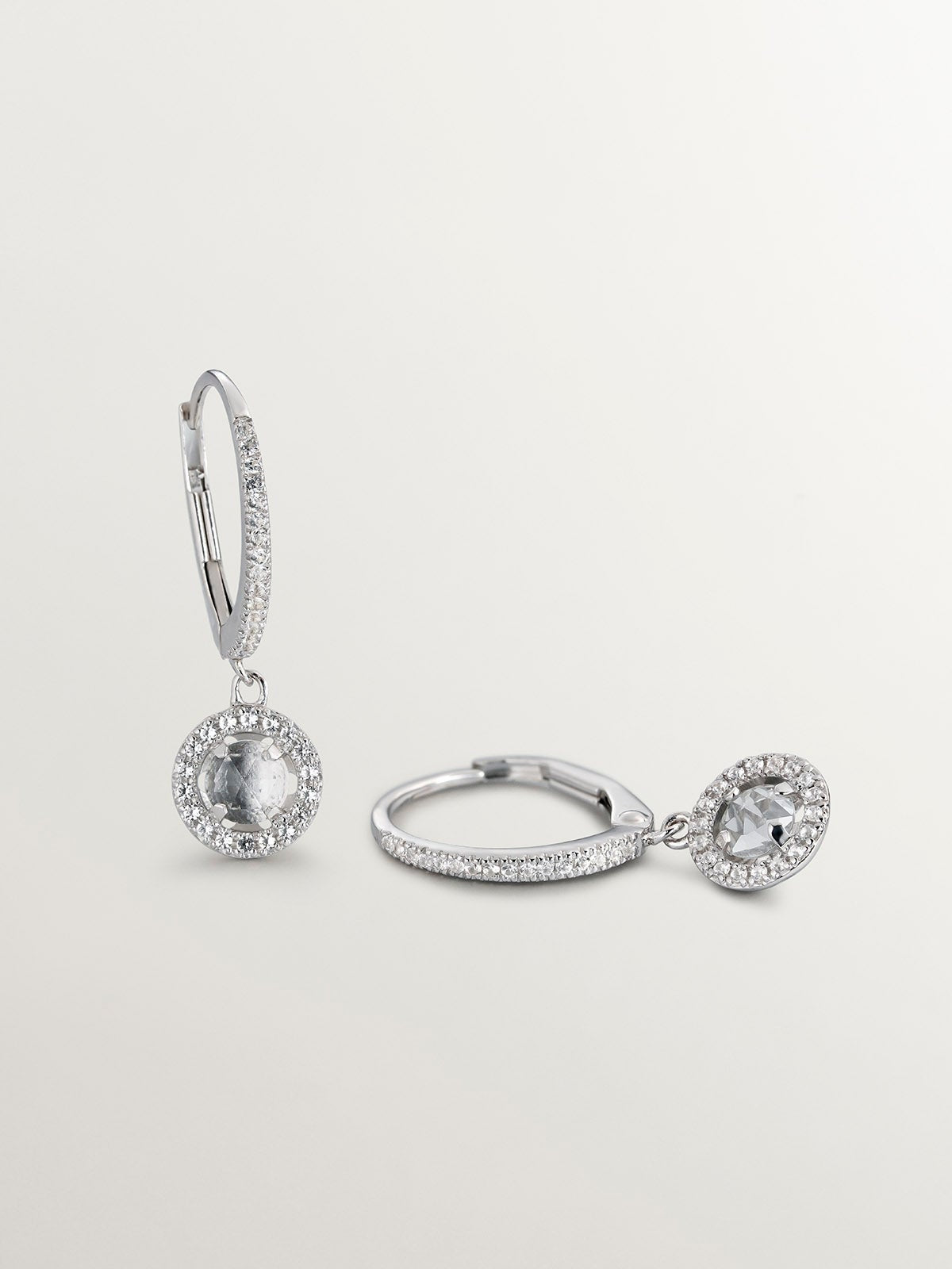 Pendientes pequeños de aro de plata 925 con topacio colgante y zafiros blancos