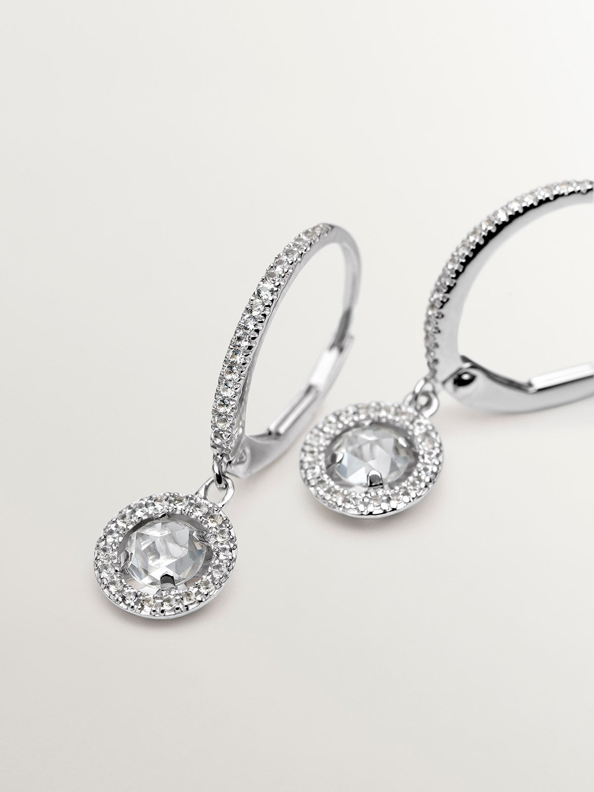 Pendientes pequeños de aro de plata 925 con topacio colgante y zafiros blancos