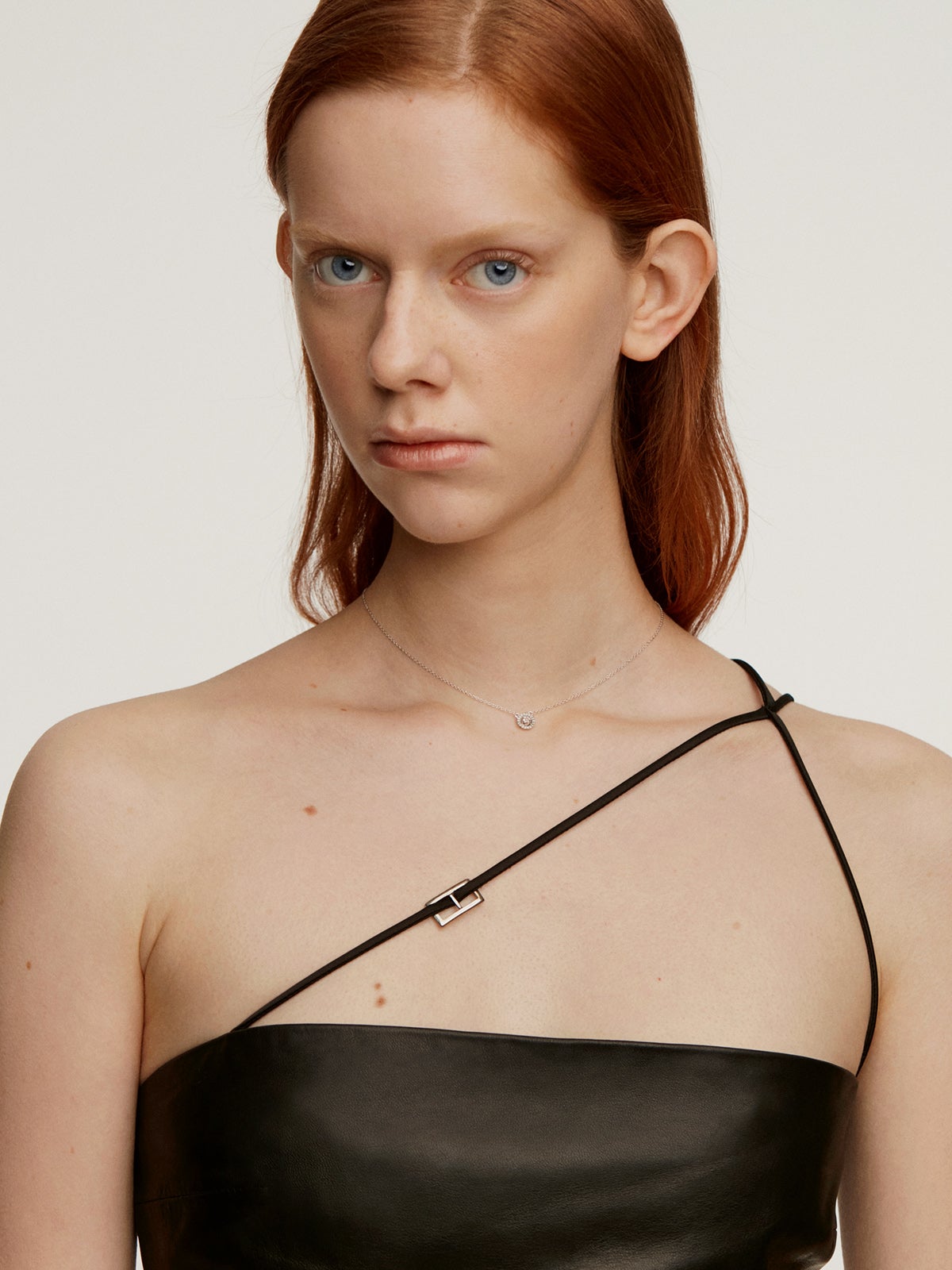 Colgante de plata 925 con topacio blanco y orla de zafiros blancos