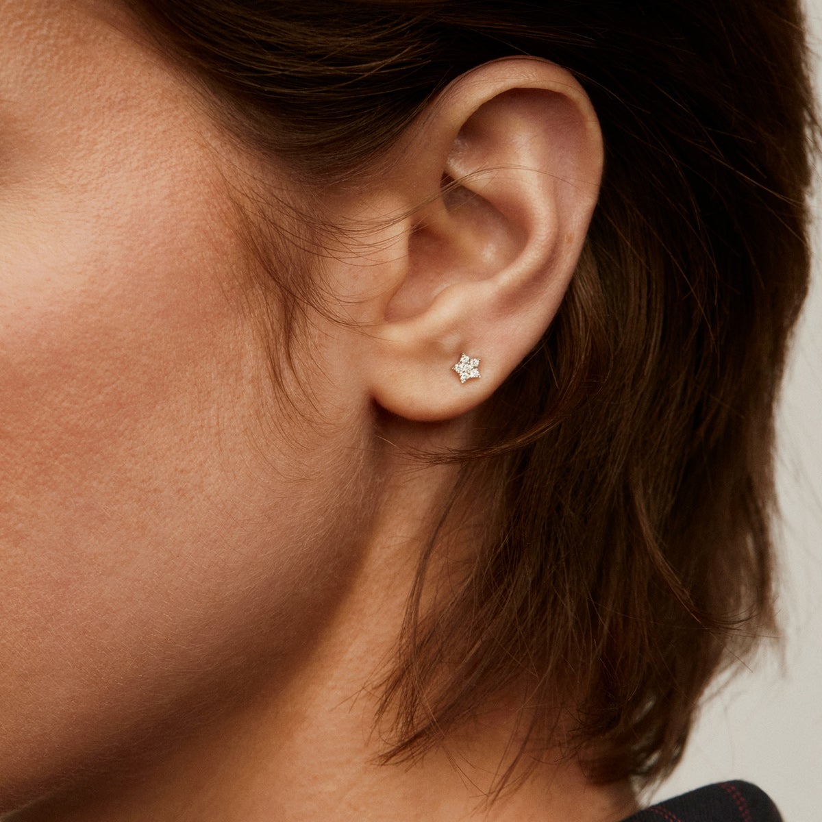 Piercing de oro blanco de 18K con diamantes 0,05 cts y forma de estrella
