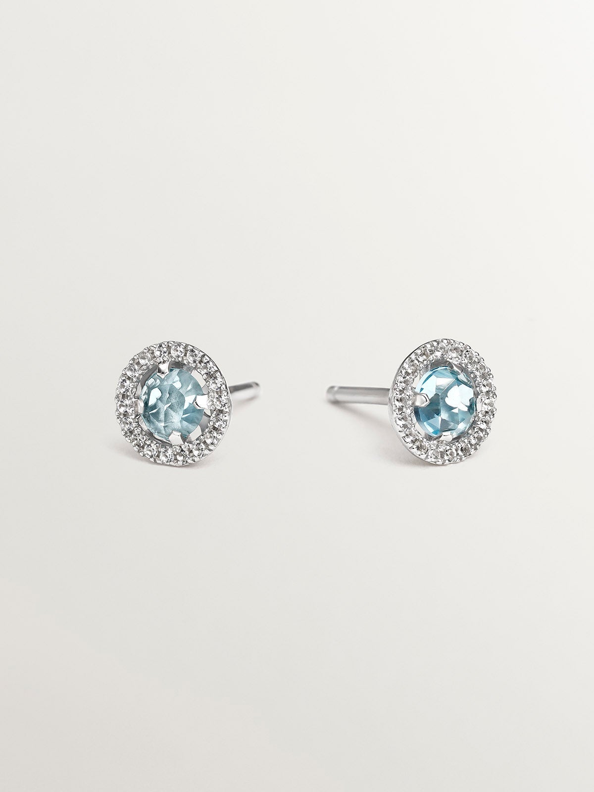 Pendientes de botón de plata 925 cos topacio azul 0,82 cts y orla de zafiros blancos