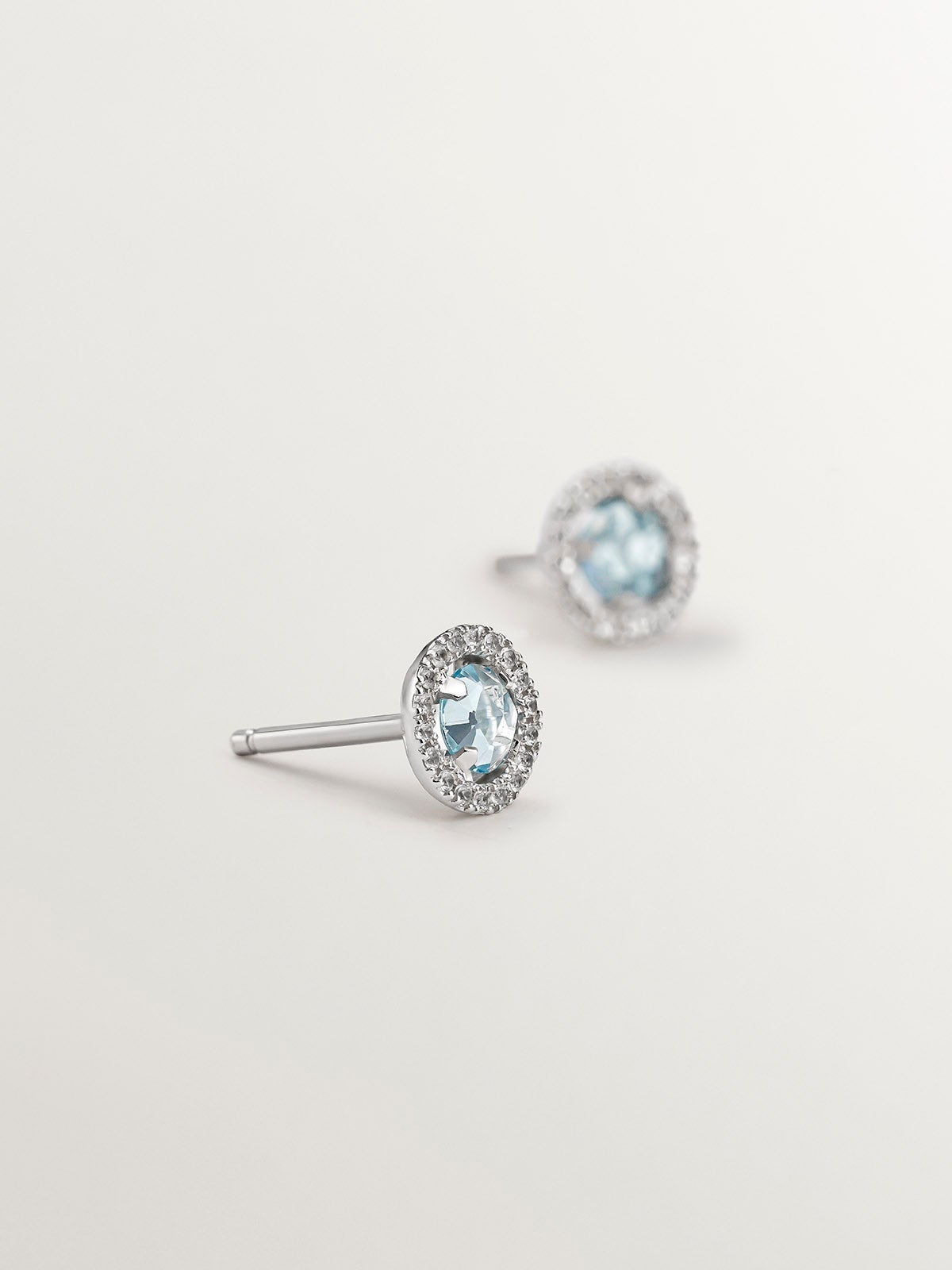 Pendientes de botón de plata 925 cos topacio azul 0,82 cts y orla de zafiros blancos