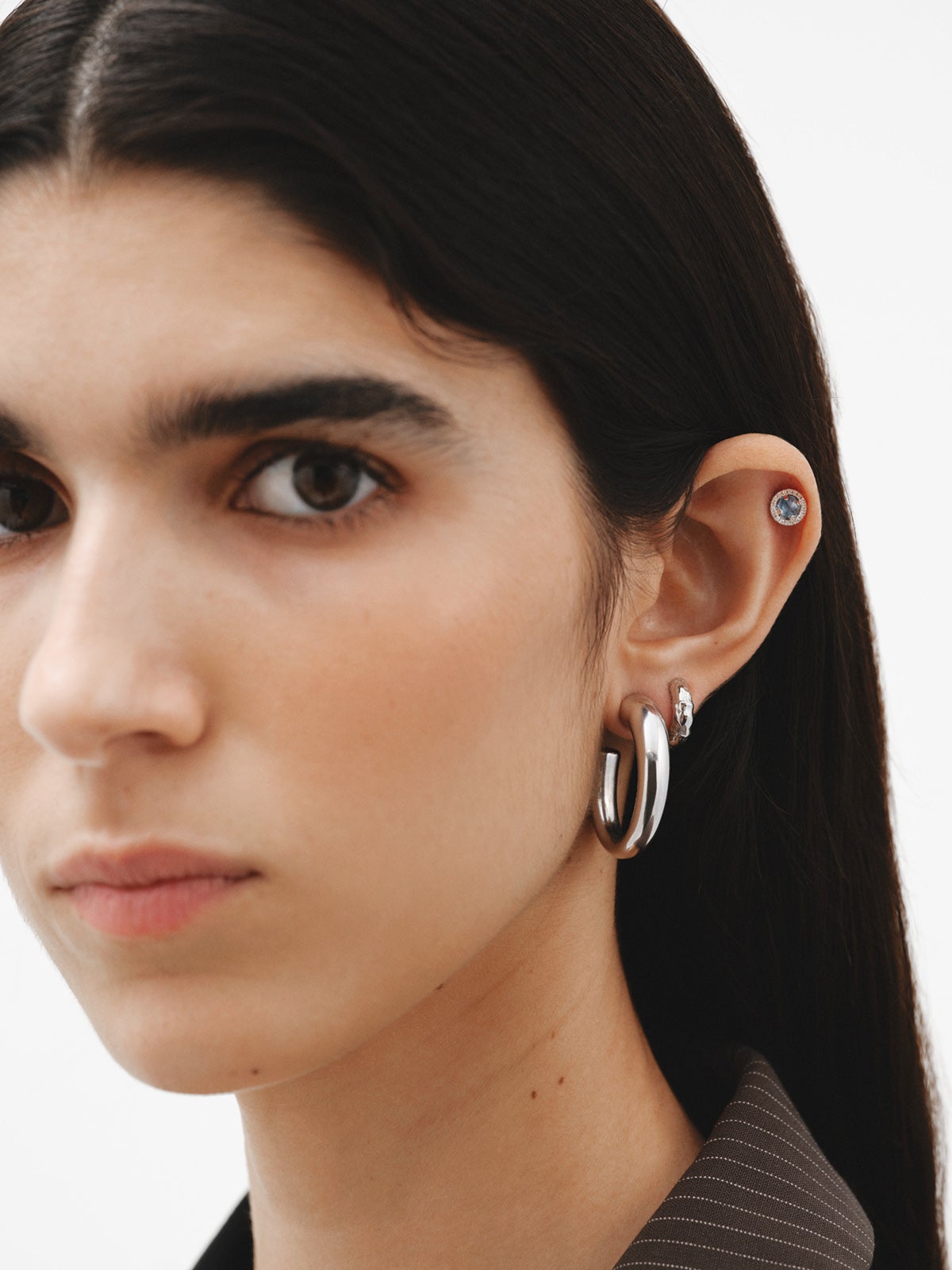 Pendientes de botón de plata 925 cos topacio azul 0,82 cts y orla de zafiros blancos