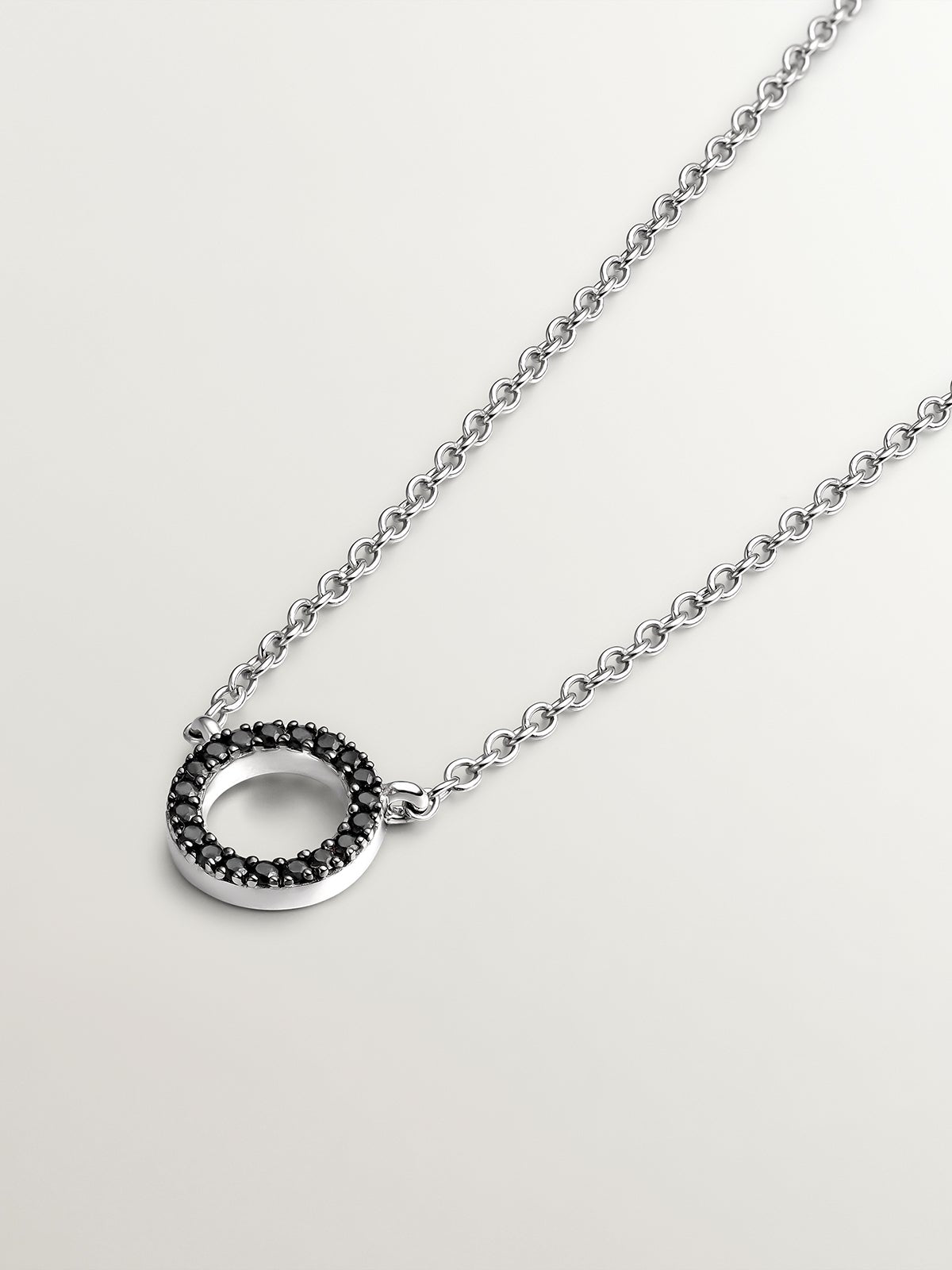 Colgante de plata 925 con círculo de espinelas negras