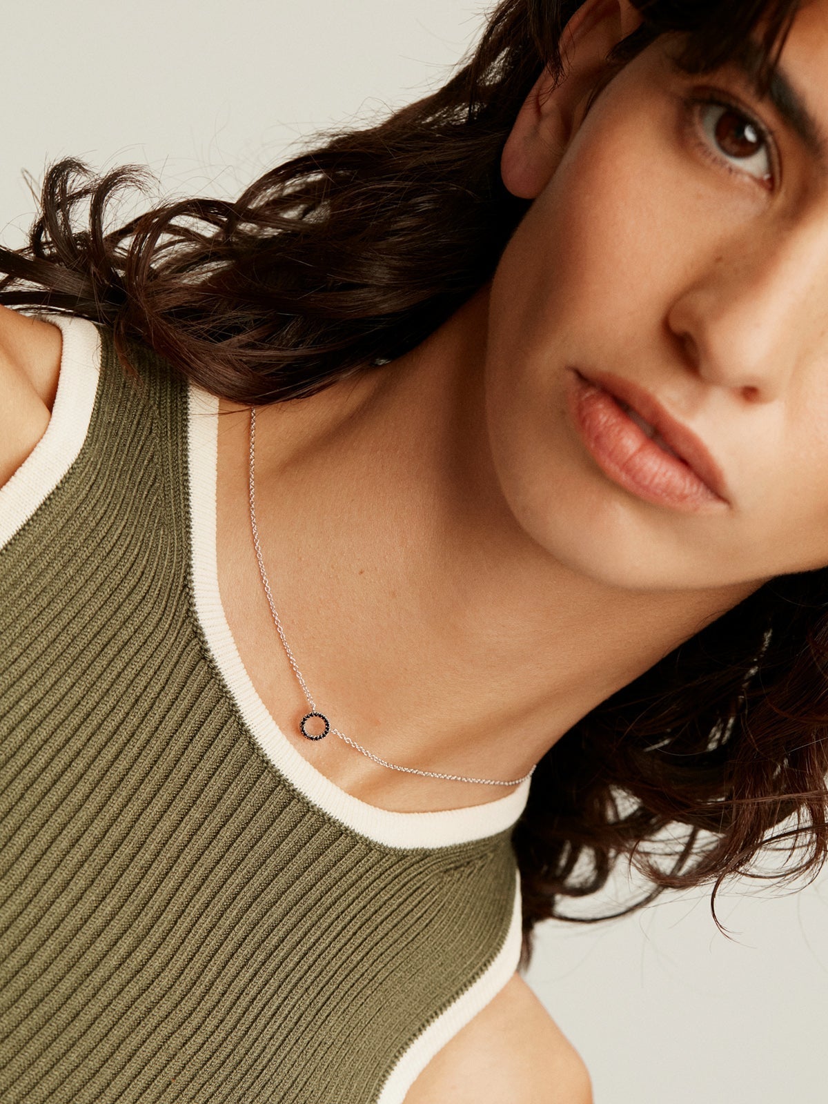 Colgante de plata 925 con círculo de espinelas negras