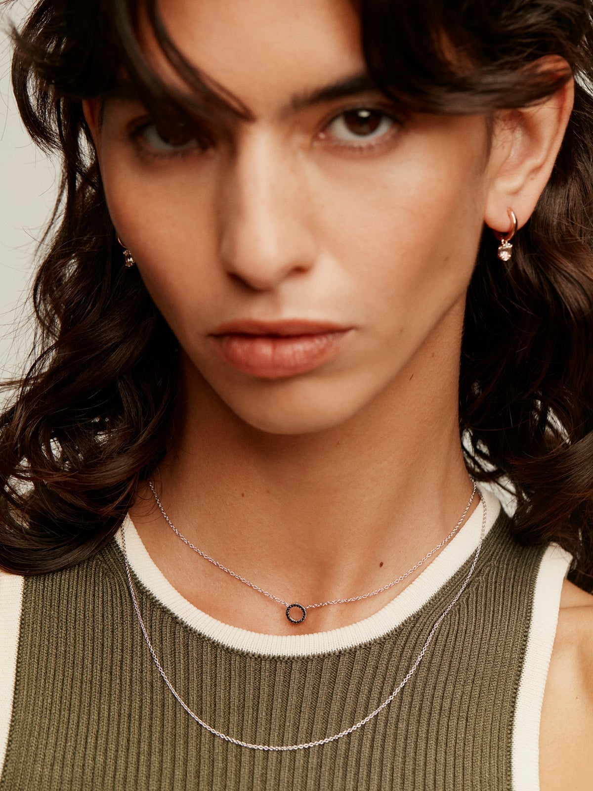 Colgante de plata 925 con círculo de espinelas negras