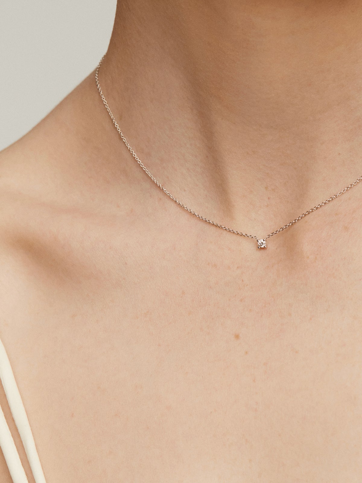 Colgante de oro blanco de 18K con diamante 0,1 cts