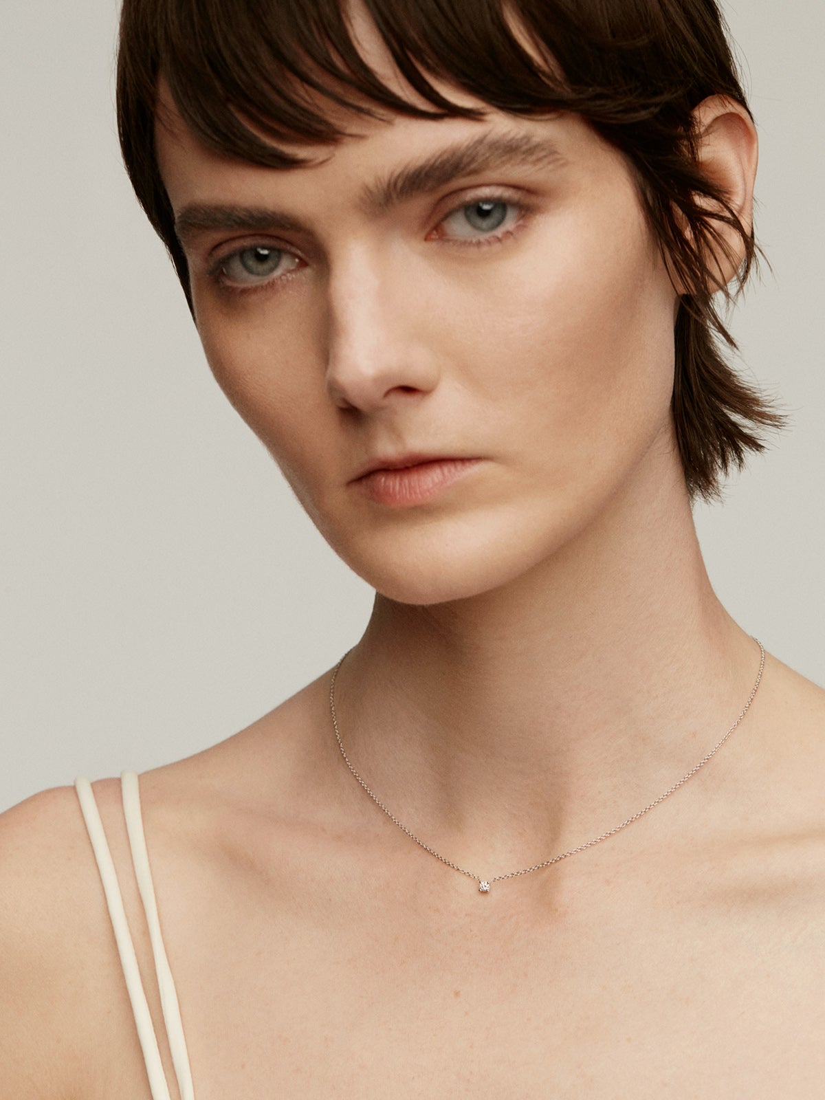 Colgante de oro blanco de 18K con diamante 0,1 cts