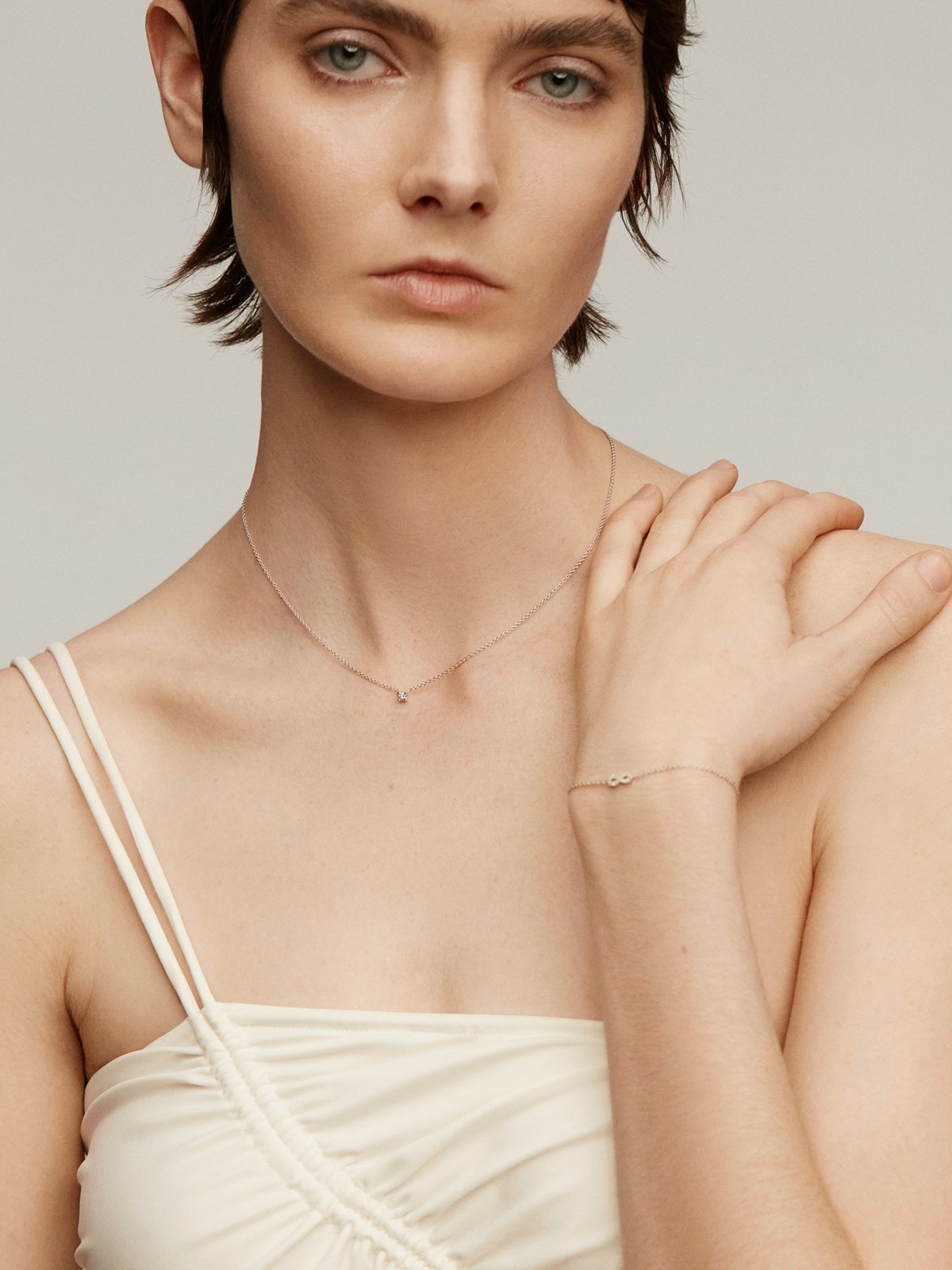 Colgante de oro blanco de 18K con diamante 0,1 cts