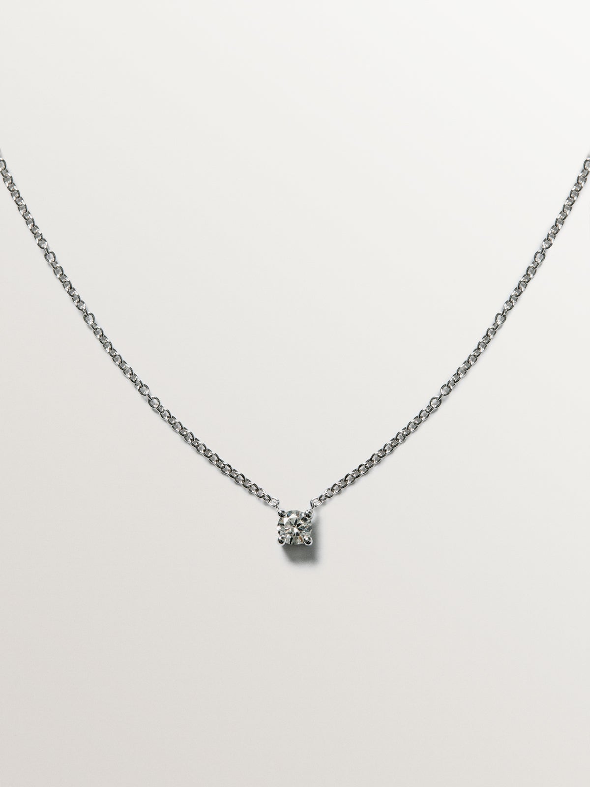 Colgante solitario de oro blanco de 18K con diamante de 0,15cts