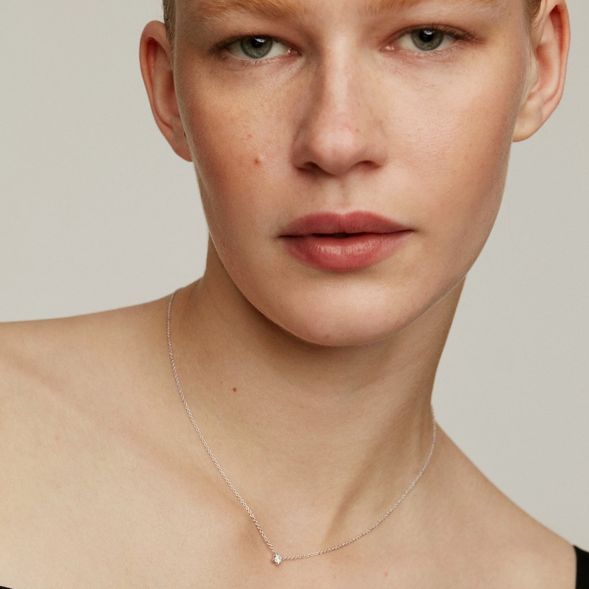 Colgante solitario de oro blanco de 18K con diamante de 0,15cts