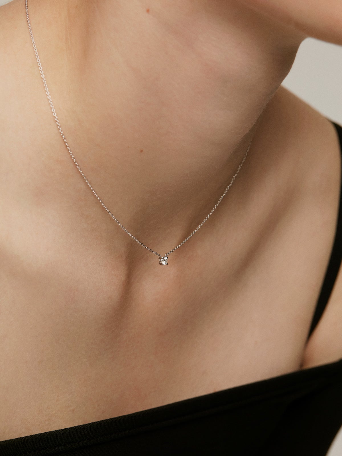 Colgante solitario de oro blanco de 18K con diamante de 0,15cts