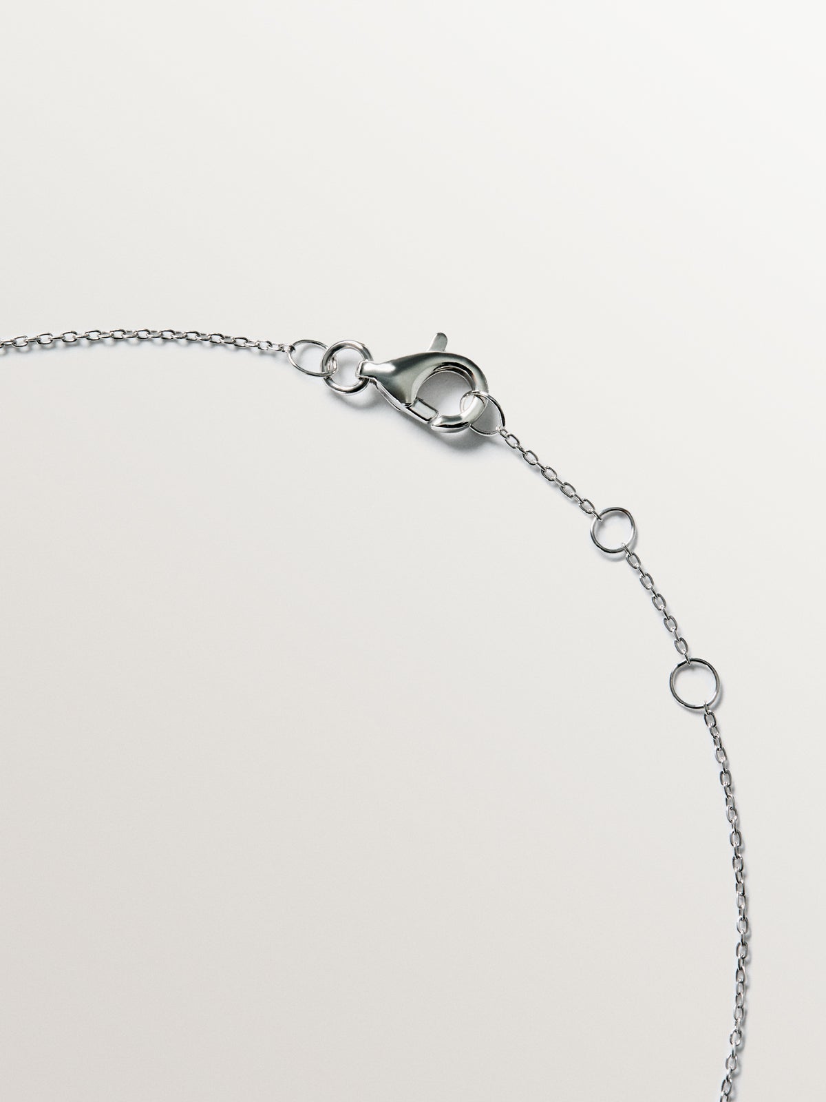 Colgante solitario de oro blanco de 18K con diamante de 0,15cts