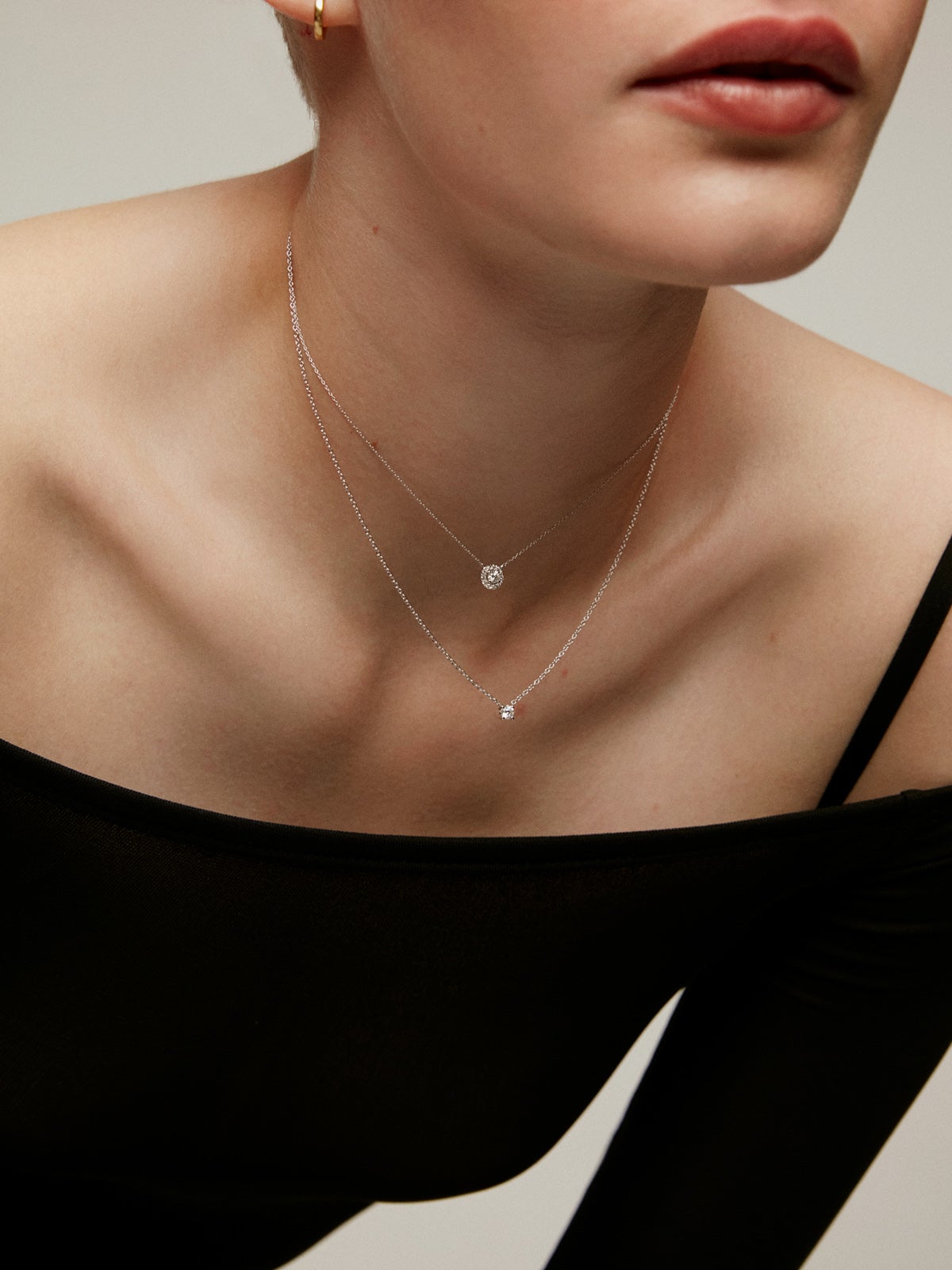 Colgante solitario de oro blanco de 18K con diamante de 0,15cts