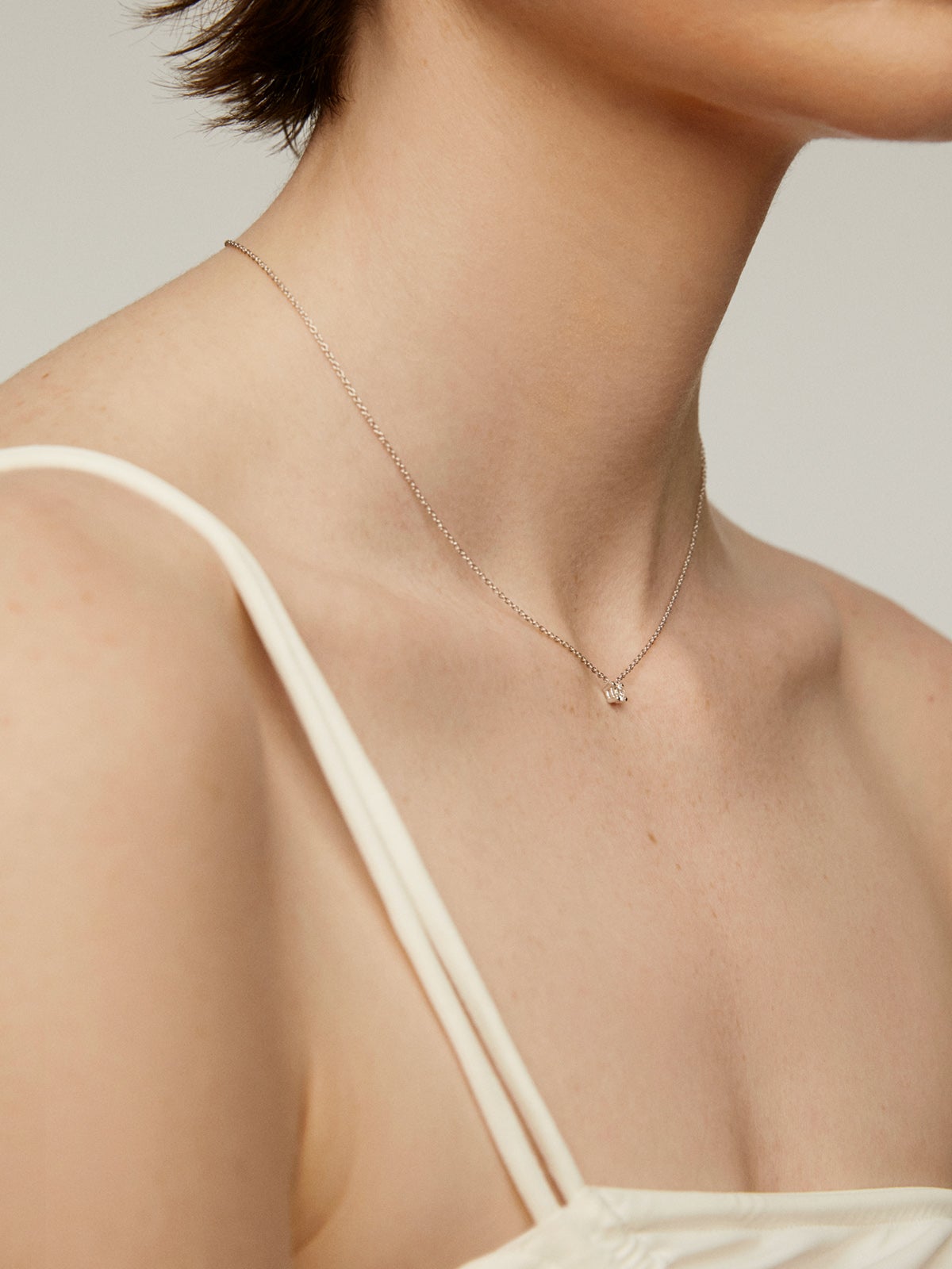 Colgante de oro blanco de 18K con diamante 0,20 cts