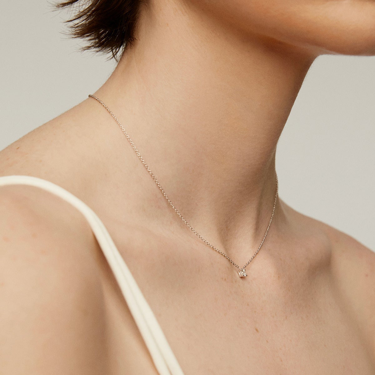 Colgante de oro blanco de 18K con diamante 0,20 cts