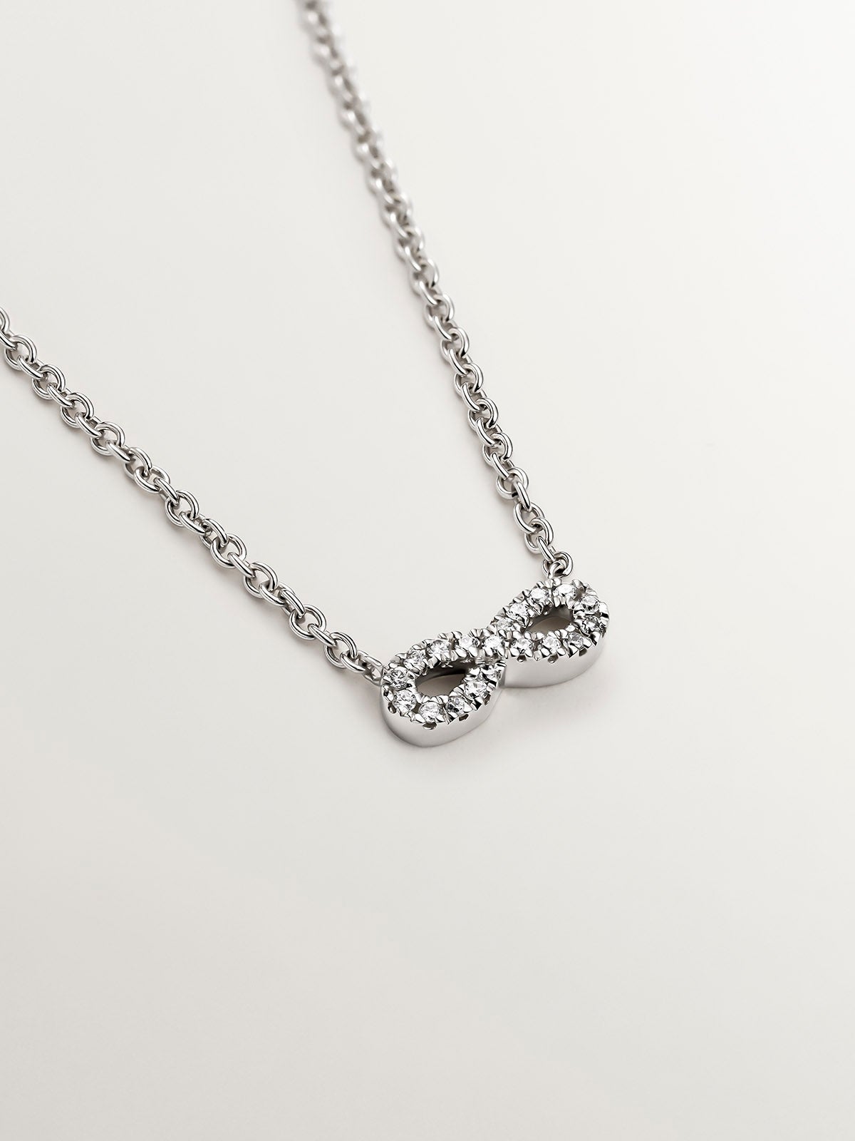 Colgante de oro blanco de 18K con infinito de diamantes