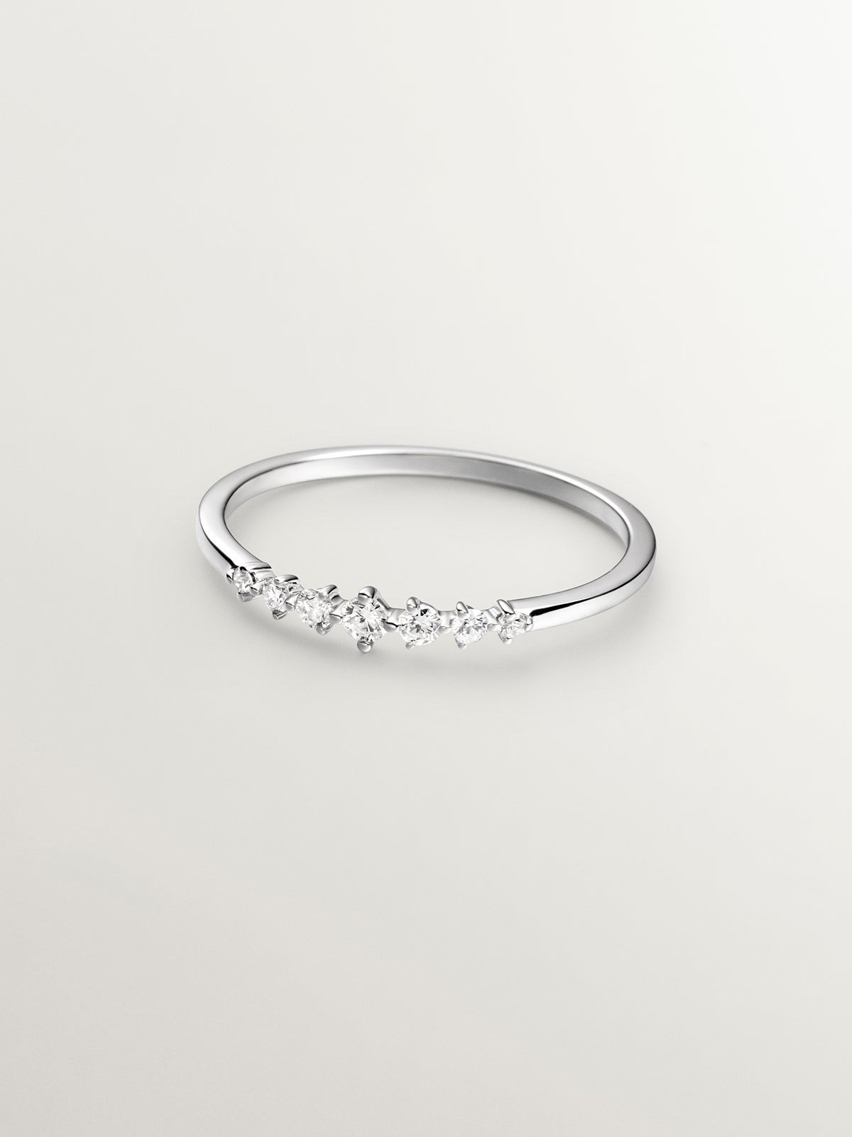Anillo de oro blanco de 18K con diamantes