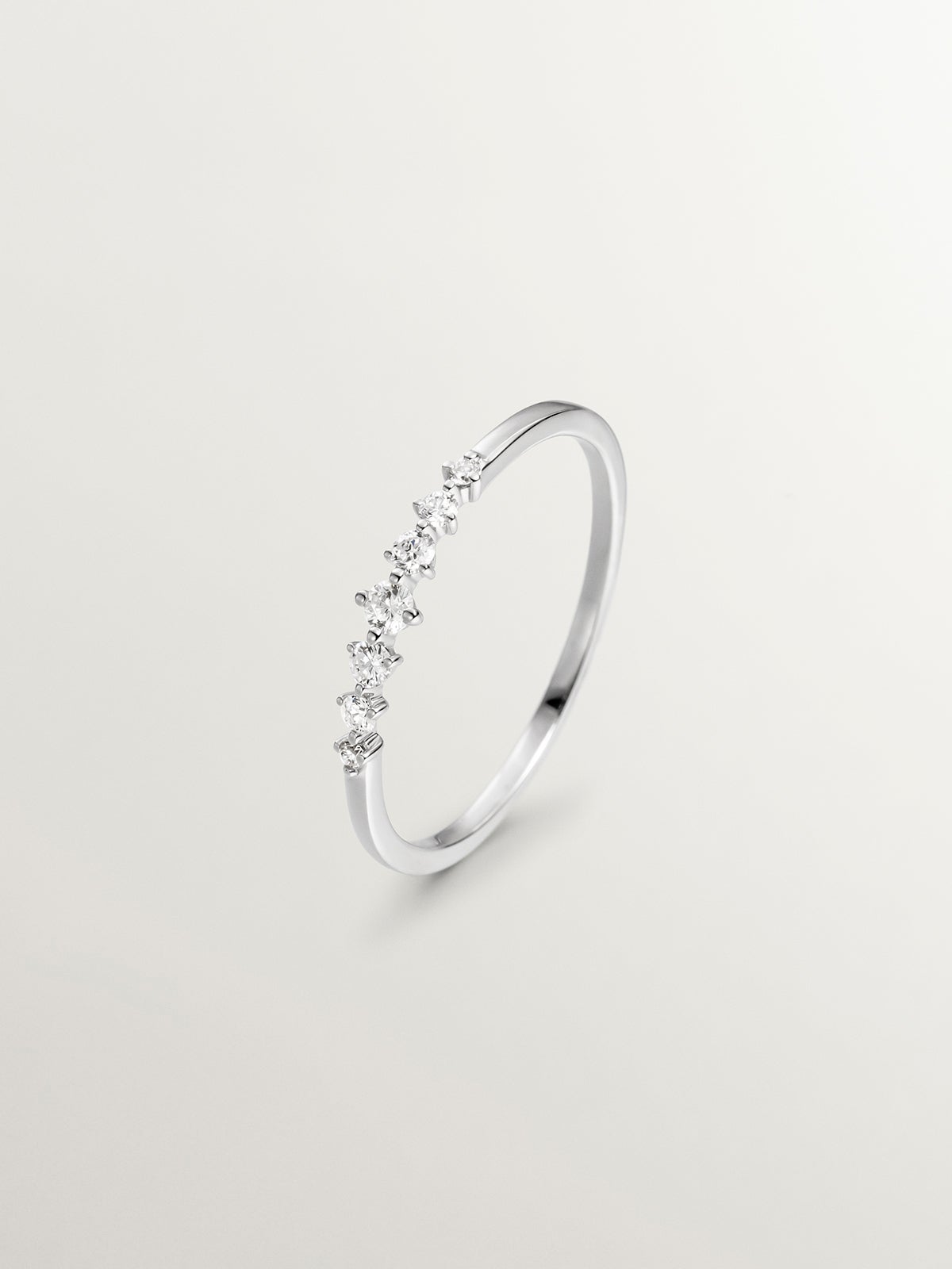 Anillo de oro blanco de 18K con diamantes en talla brillante