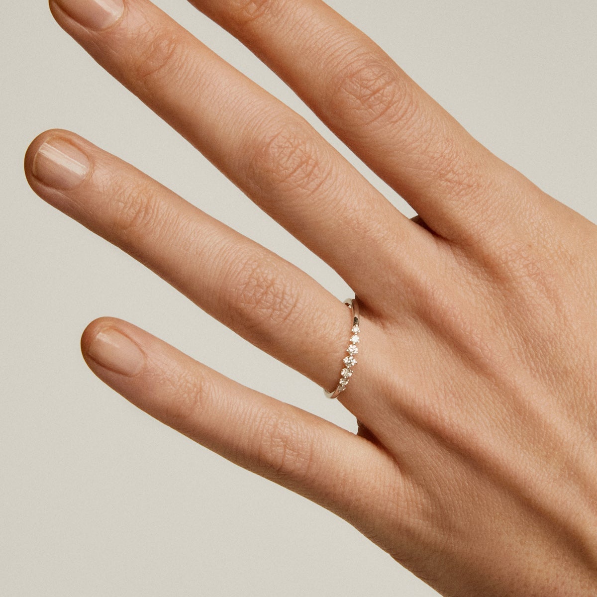 Anillo de oro blanco de 18K con diamantes en talla brillante