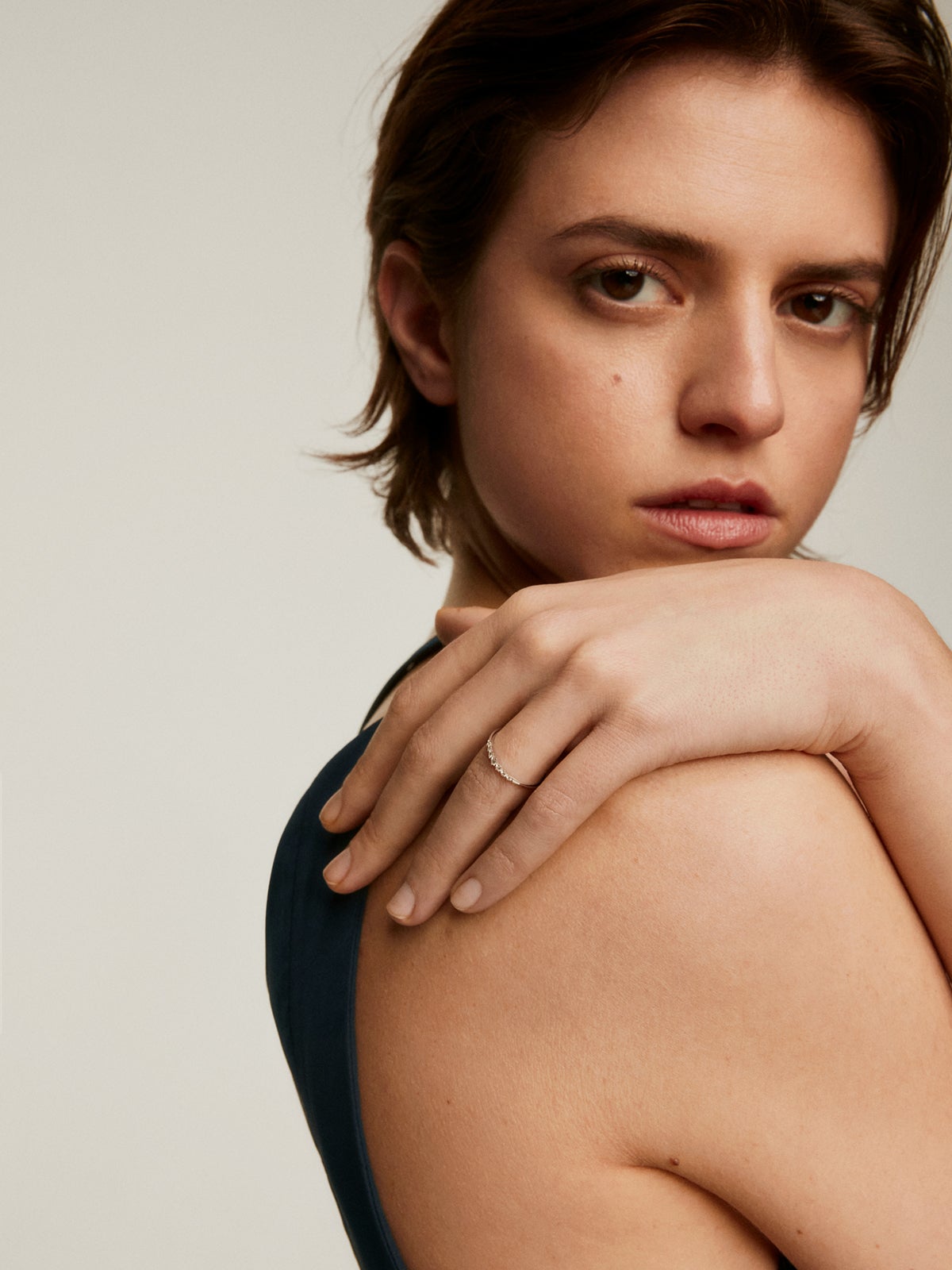 Anillo de oro blanco de 18K con diamantes en talla brillante