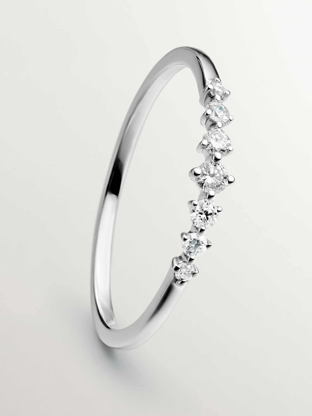 Anillo de oro blanco de 18K con diamantes en talla brillante